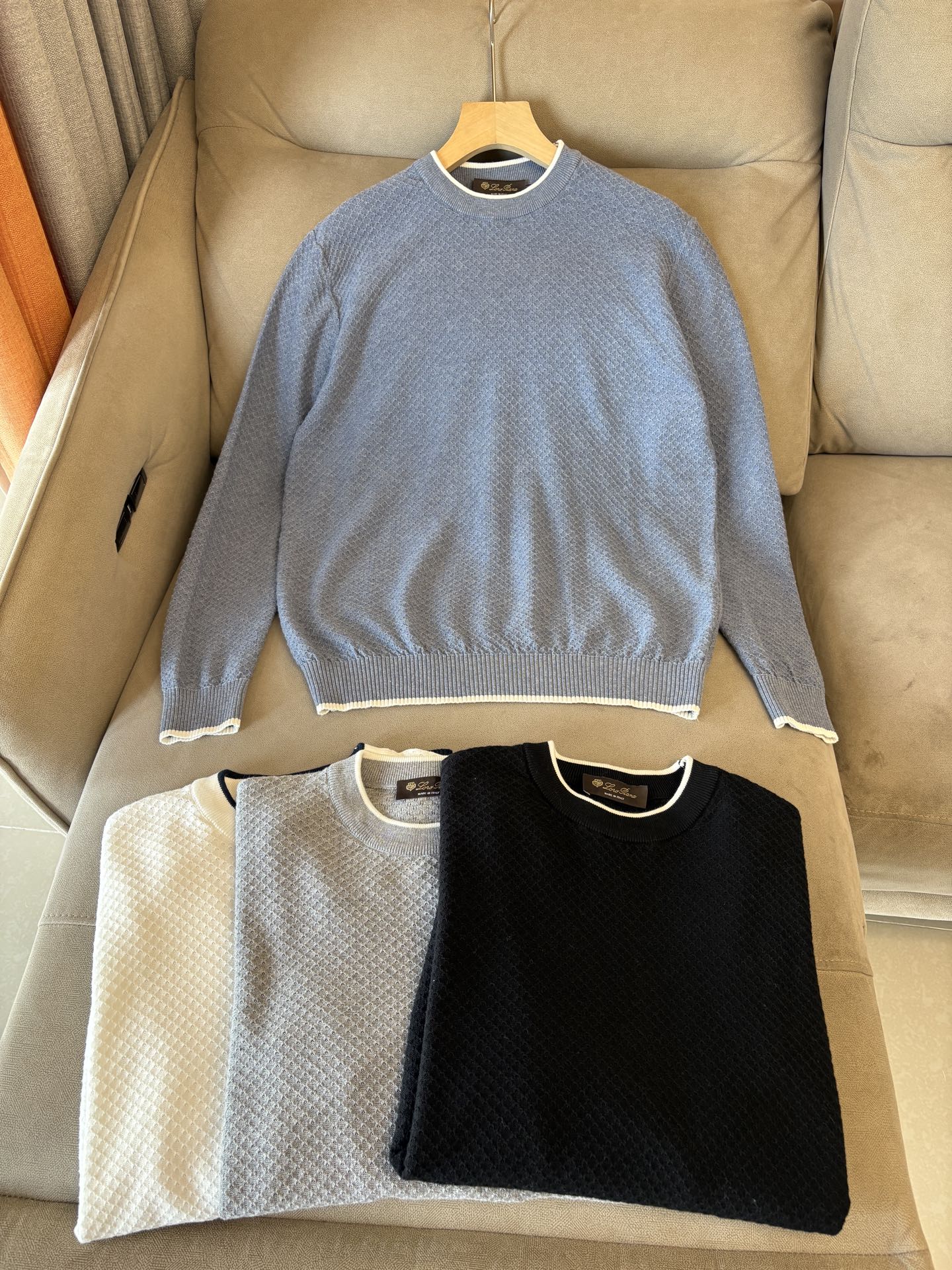 耗时王”菱形提花设计甄选超细优质纱线翻领短袖男士典藏款「耗时王」长袖针织奢雅工艺，触肤即高阶。

• 匠