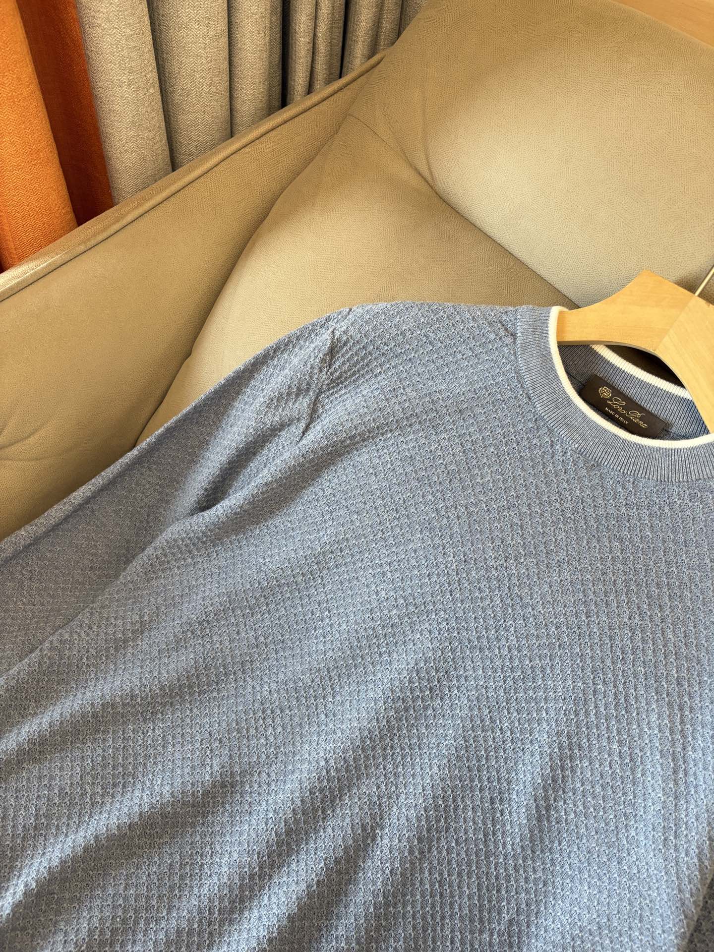 耗时王”菱形提花设计甄选超细优质纱线翻领短袖男士典藏款「耗时王」长袖针织奢雅工艺，触肤即高阶。

• 匠