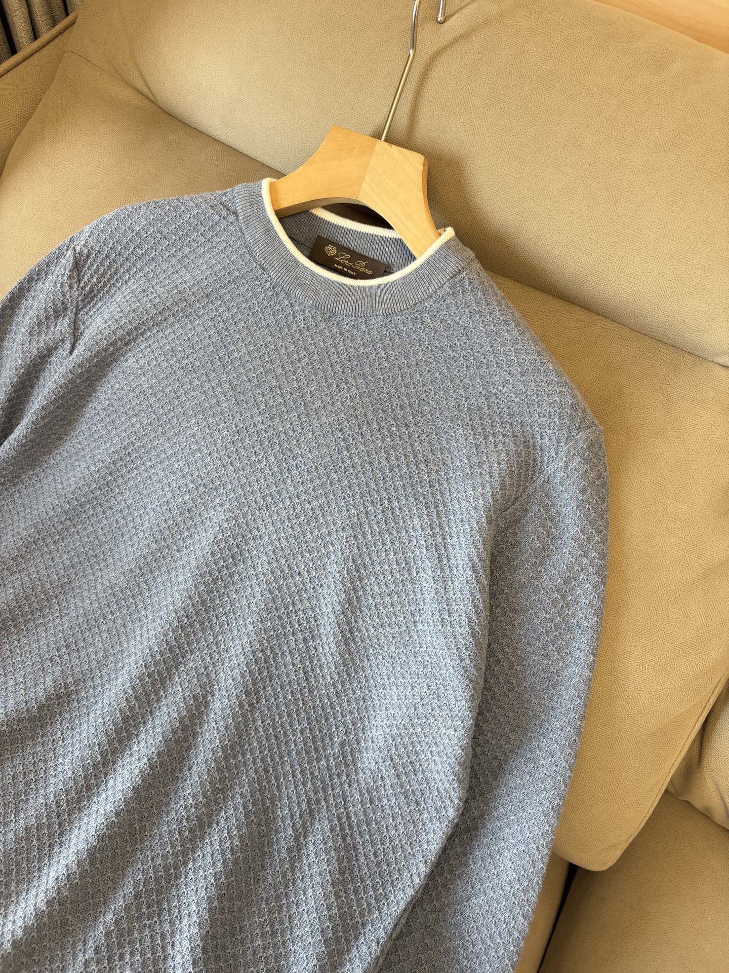 耗时王”菱形提花设计甄选超细优质纱线翻领短袖男士典藏款「耗时王」长袖针织奢雅工艺，触肤即高阶。

• 匠