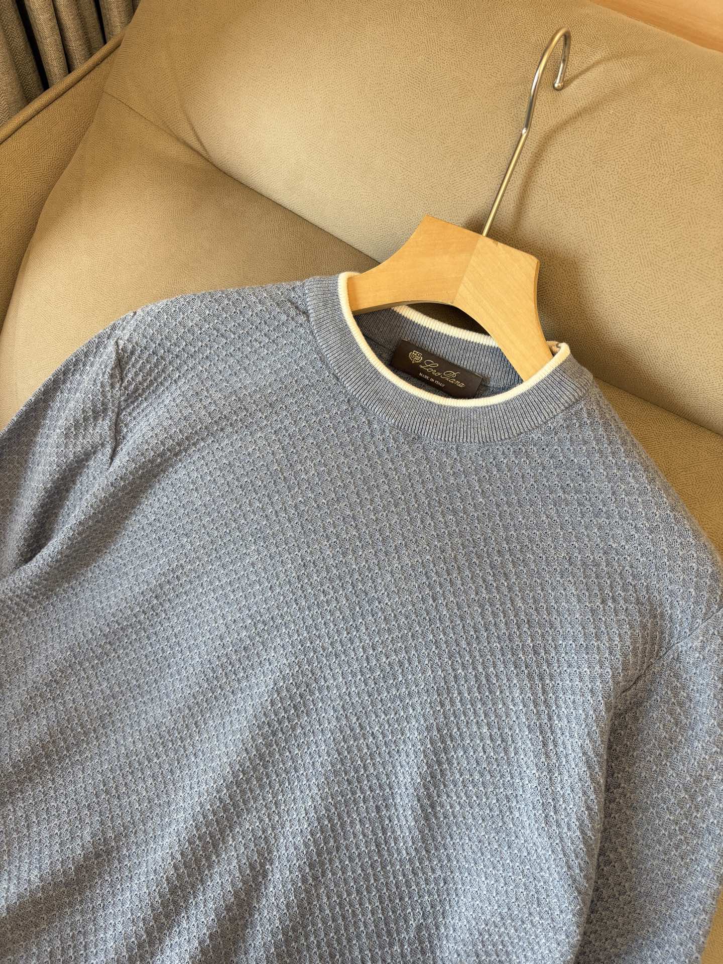 耗时王”菱形提花设计甄选超细优质纱线翻领短袖男士典藏款「耗时王」长袖针织奢雅工艺，触肤即高阶。

• 匠