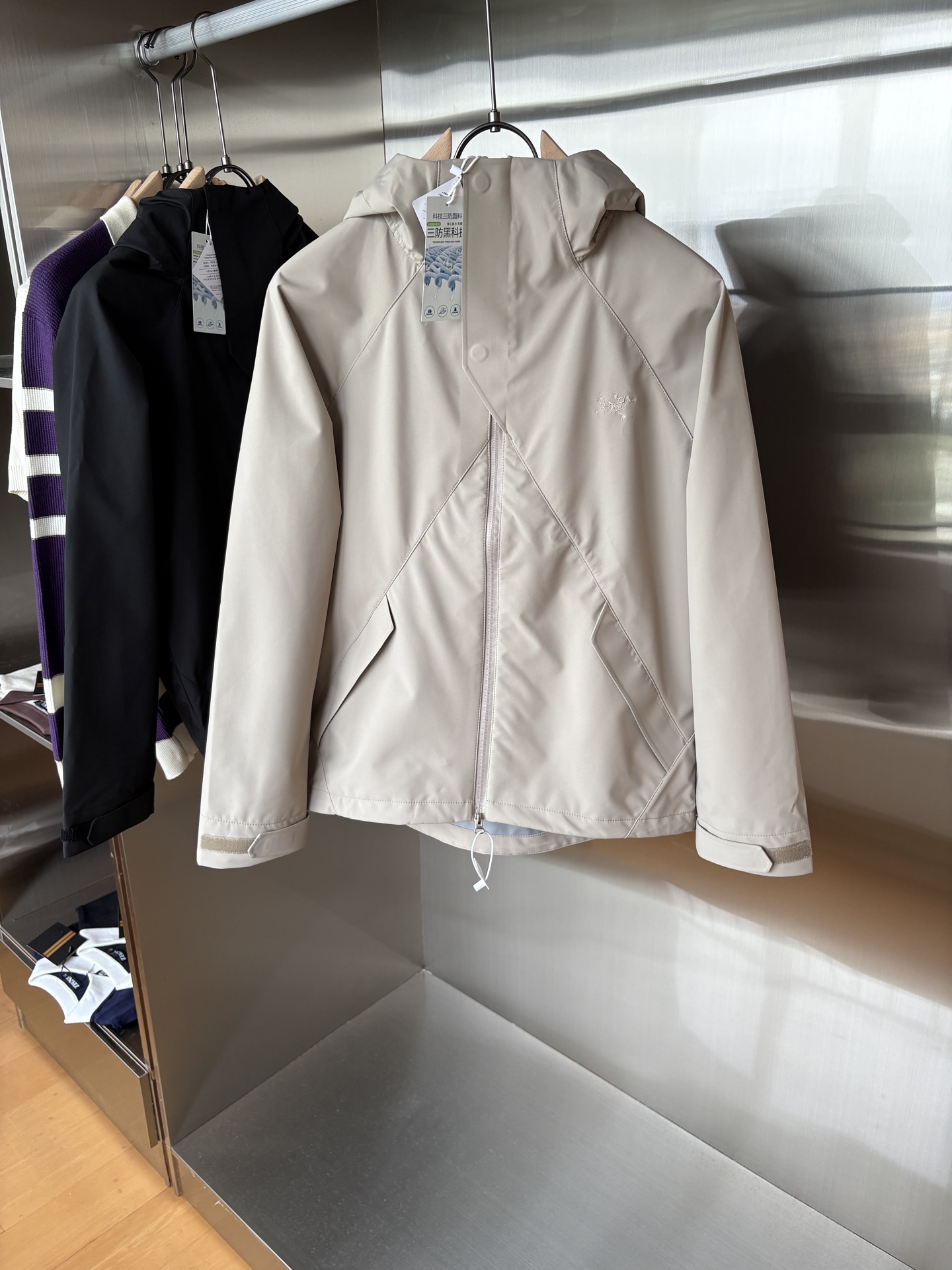 NO:519663,Top-up Beta SL jacket is a high-performance jacket designed for outdoor adventure. It is made of GORE-TEX fabric. It has excellent waterproof and breathable properties to ensure that it remains dry and comfortable in bad weather. Its high-quality design makes it easy to carry and is ideal for long-term hiking and traveling. The new Beta SL color is not only fashionable and eye-catching, but also increases visibility during outdoor activities and improves safety. The unique StormHood hood design provides comprehensive head protection without affecting the field of view. The underarm zipper design enhances breathability and prevents overheating. Whether it is mountaineering, hiking or daily commuting, the Archaeoptera Beta SL Sequoia jacket is an indispensable choice for you. Black color; beige size M-XXXL, arc'teryx, jackets &  coats, hats, alexander wang19860909爆款 顶配 Beta SL冲锋衣是一款专为户外探险设计的高性能外套. 采用GORE-TEX 面料. 具备卓越的防水透气性能,确保在恶劣天气下依然保持干爽舒适. 其高质量设计使其便于携带,非常适合长时间的徒步和旅行. Beta SL新色不仅时尚亮眼,还增加了户外活动中的可见性,提升安全性.独特的 StormHood帽兜设计,提供全面的头部保护,同时不影响视野. 腋下拉链设计增强了透气性,防止过热.无论是登山、徒步还是日常通勤,始祖鸟Beta SL红杉色冲锋衣都是您不可或缺的理想选择. 颜色黑色；米白 尺码M-XXXL,arc'teryx,jackets & coats,hats,alexander wang,Men's clothing