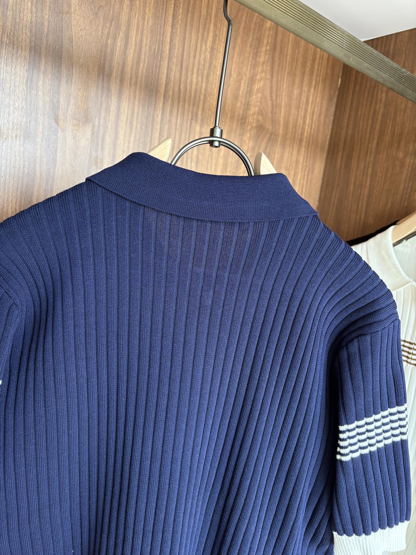 耗时王”菱形提花设计甄选超细优质纱线翻领短袖男士典藏款「耗时王」长袖针织奢雅工艺，触肤即高阶。• 匠心底