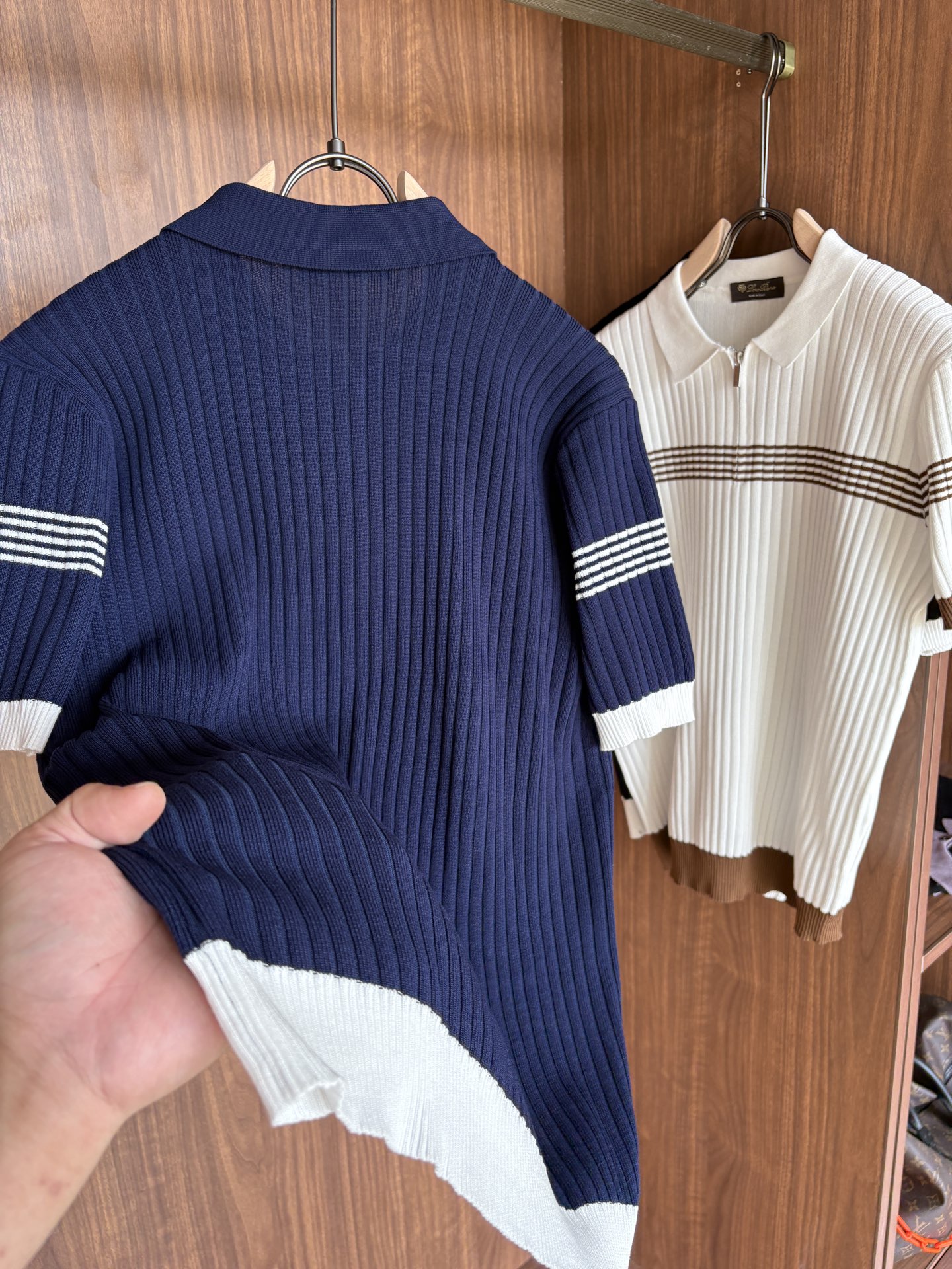 耗时王”菱形提花设计甄选超细优质纱线翻领短袖男士典藏款「耗时王」长袖针织奢雅工艺，触肤即高阶。• 匠心底