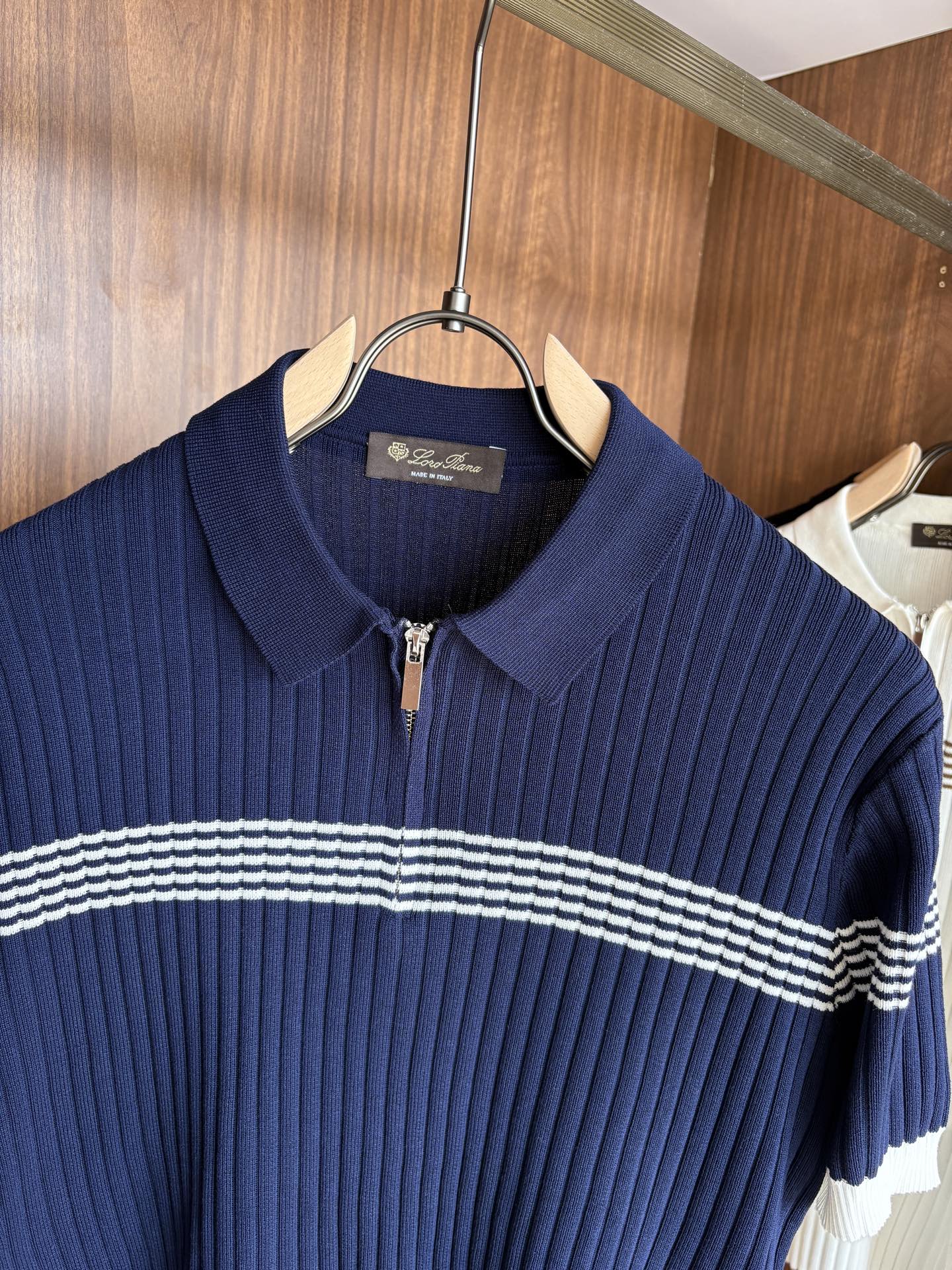 耗时王”菱形提花设计甄选超细优质纱线翻领短袖男士典藏款「耗时王」长袖针织奢雅工艺，触肤即高阶。• 匠心底