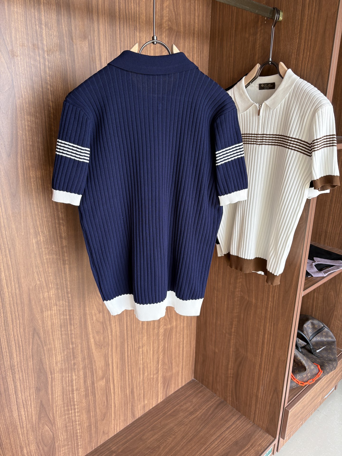 耗时王”菱形提花设计甄选超细优质纱线翻领短袖男士典藏款「耗时王」长袖针织奢雅工艺，触肤即高阶。• 匠心底