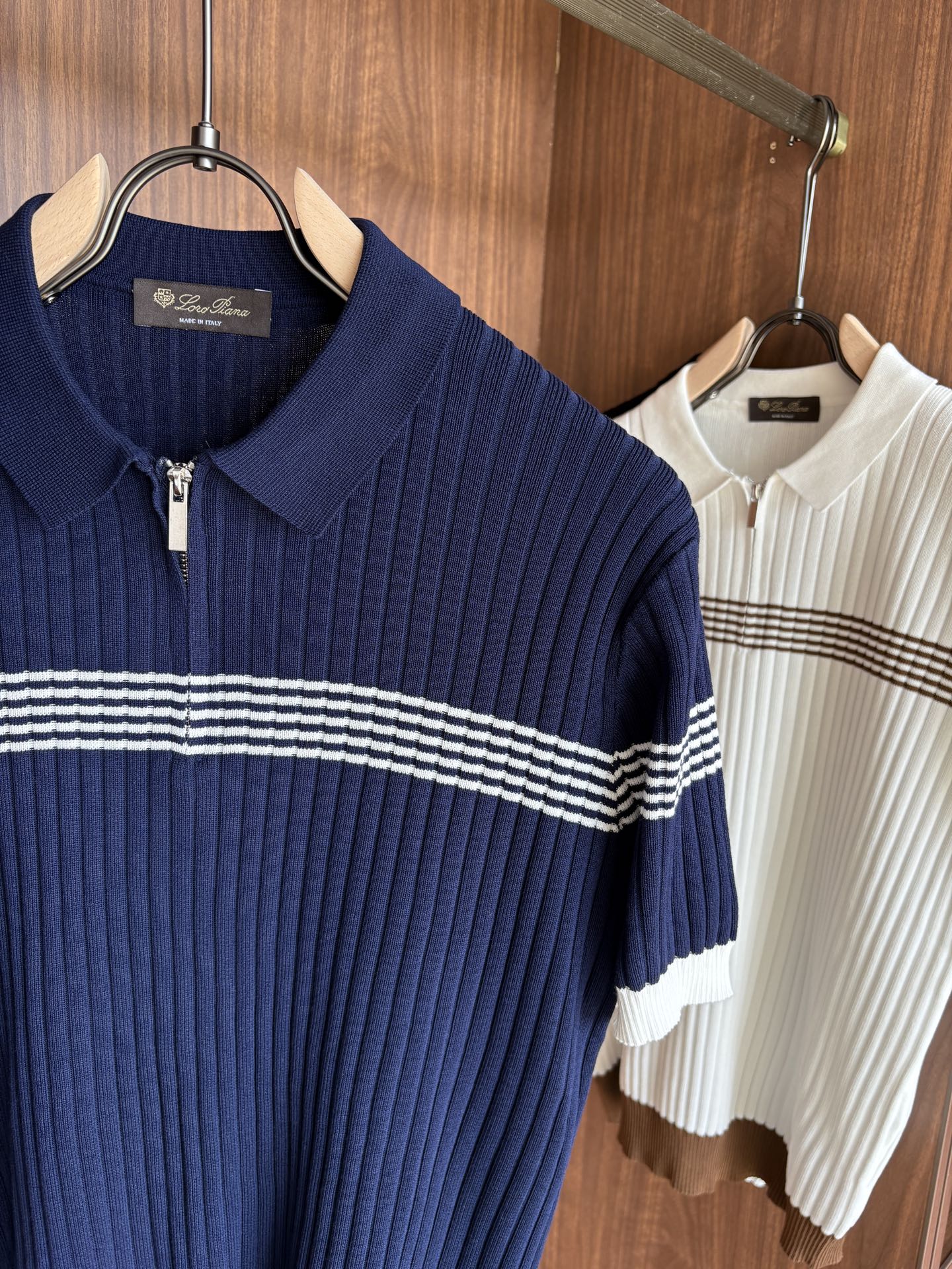 耗时王”菱形提花设计甄选超细优质纱线翻领短袖男士典藏款「耗时王」长袖针织奢雅工艺，触肤即高阶。• 匠心底