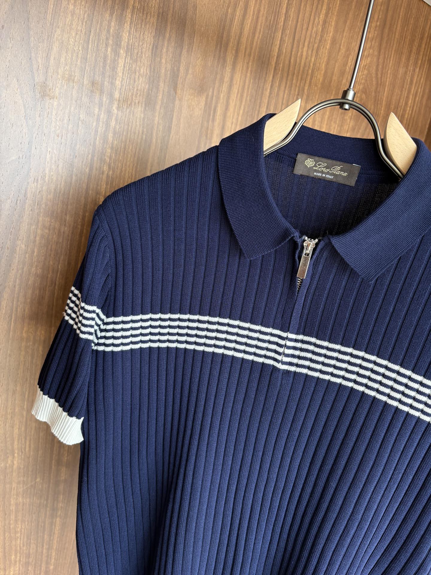 耗时王”菱形提花设计甄选超细优质纱线翻领短袖男士典藏款「耗时王」长袖针织奢雅工艺，触肤即高阶。• 匠心底