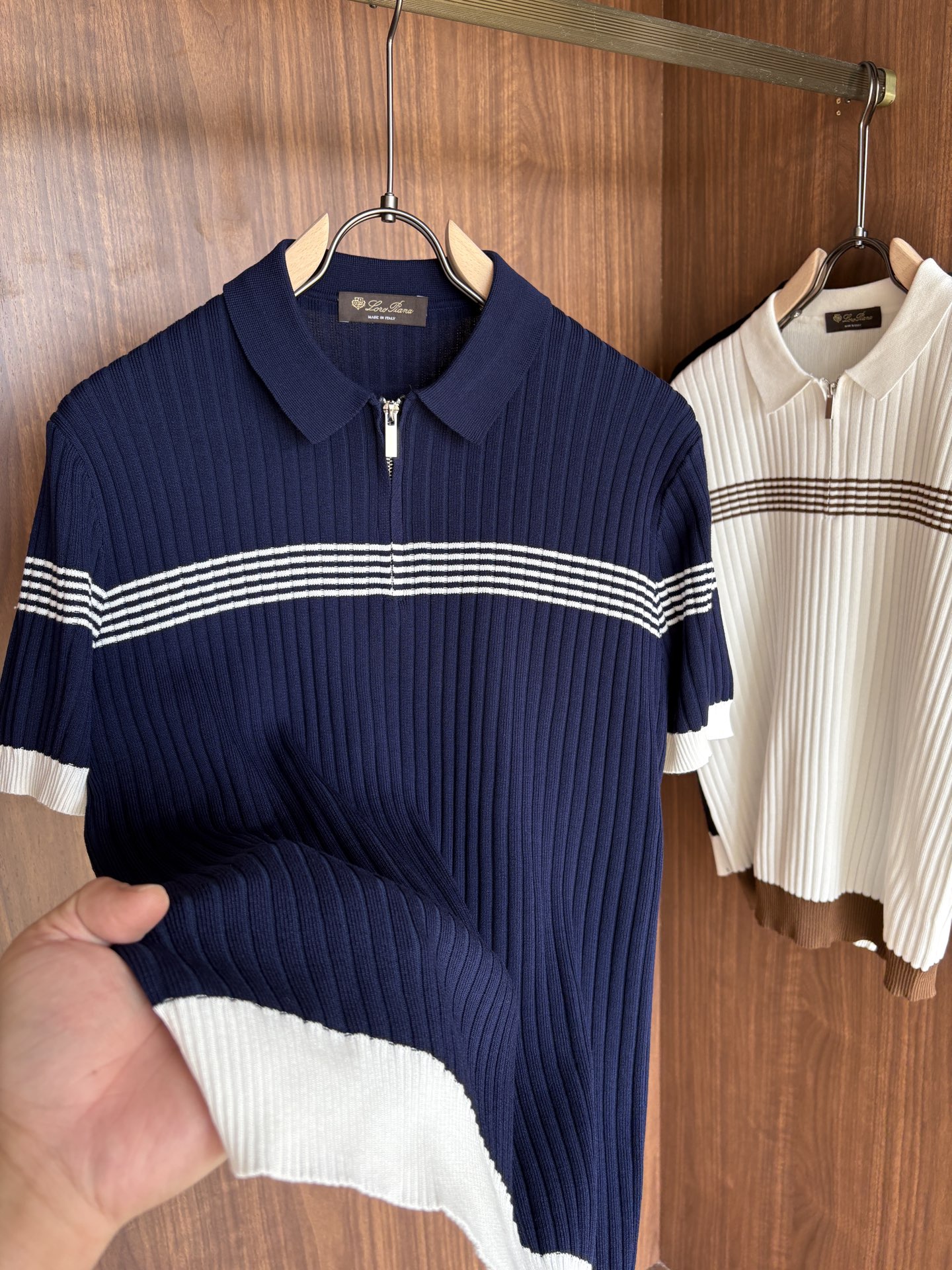 耗时王”菱形提花设计甄选超细优质纱线翻领短袖男士典藏款「耗时王」长袖针织奢雅工艺，触肤即高阶。• 匠心底