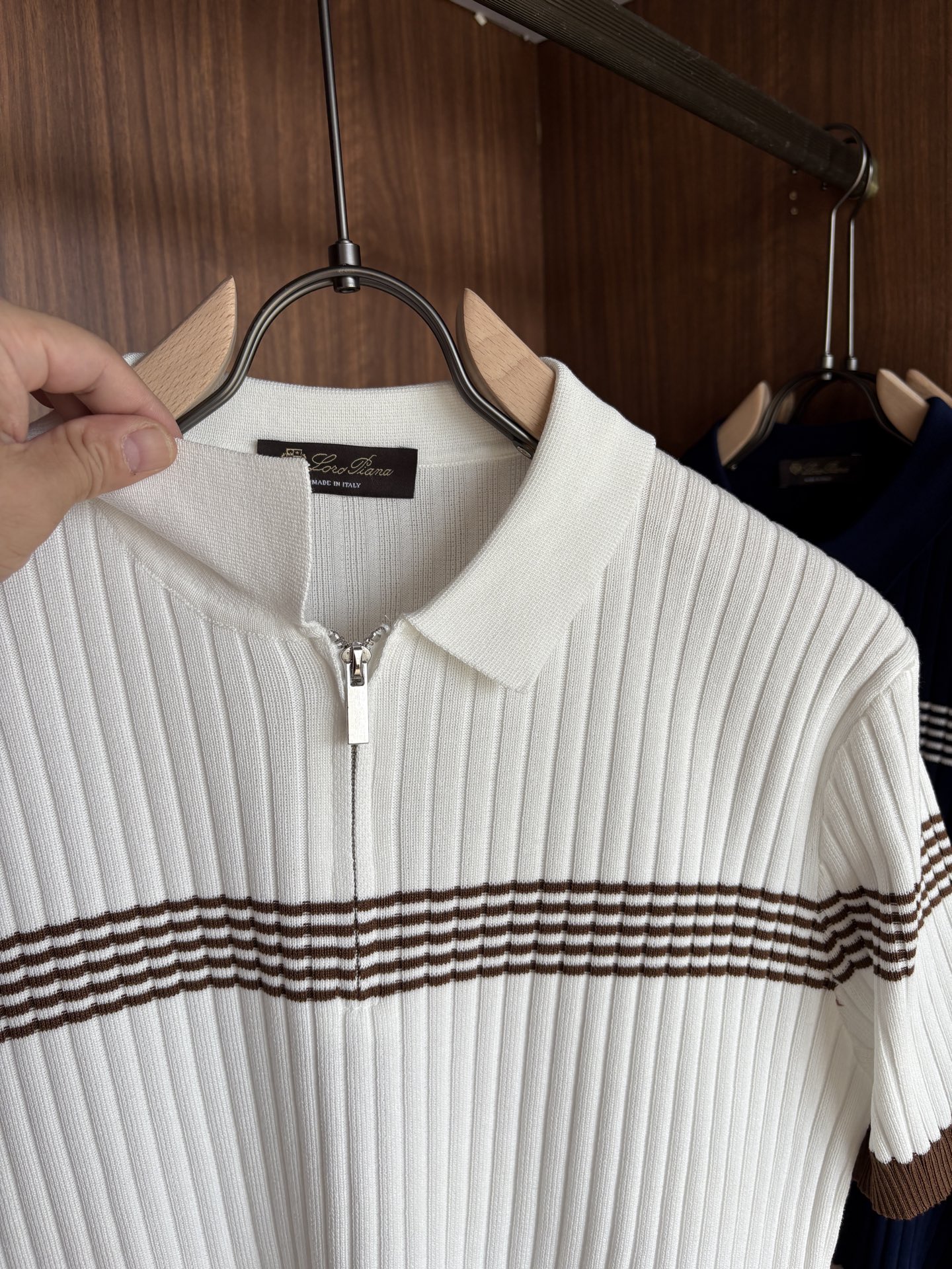 耗时王”菱形提花设计甄选超细优质纱线翻领短袖男士典藏款「耗时王」长袖针织奢雅工艺，触肤即高阶。• 匠心底