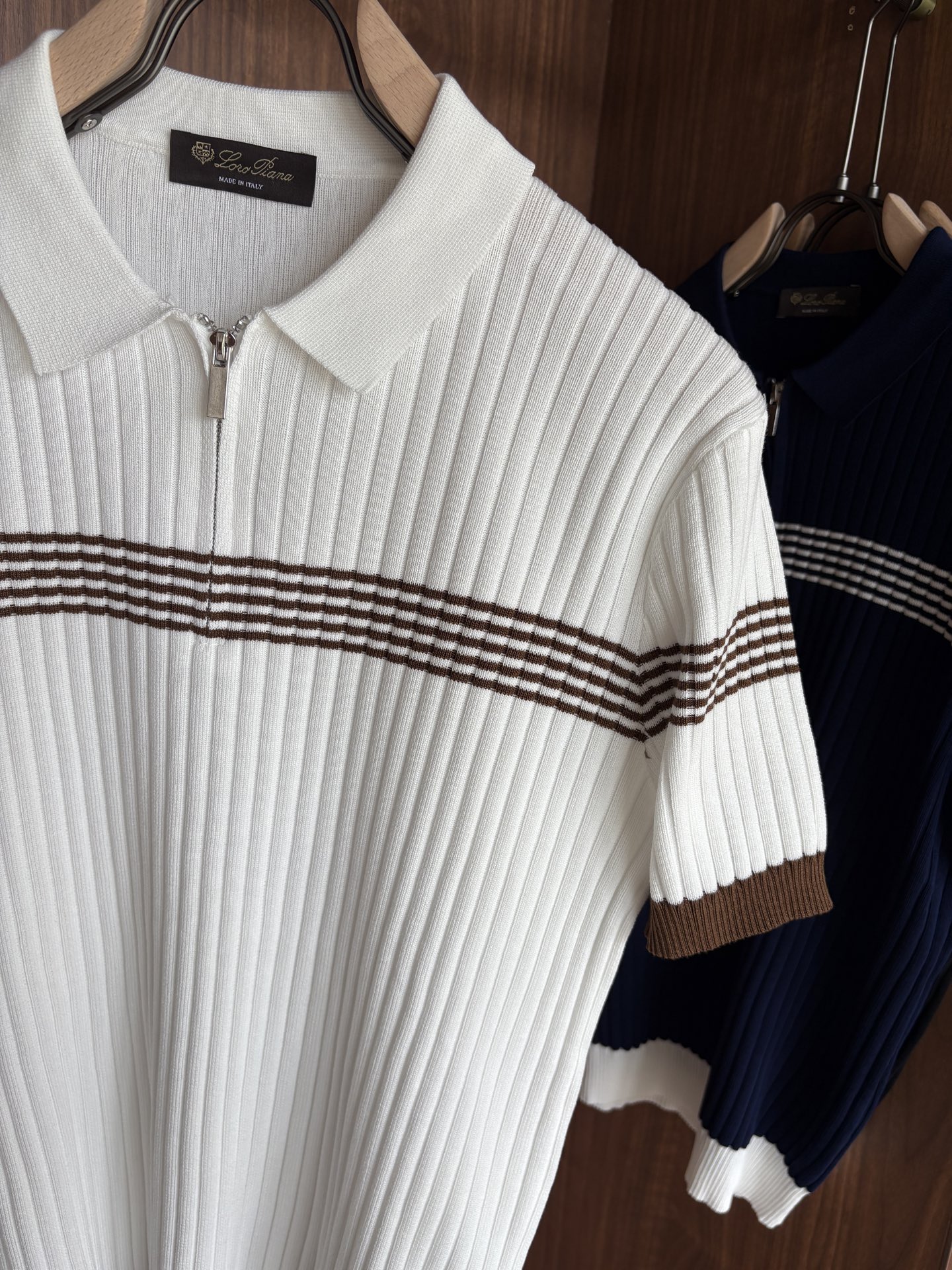 耗时王”菱形提花设计甄选超细优质纱线翻领短袖男士典藏款「耗时王」长袖针织奢雅工艺，触肤即高阶。• 匠心底