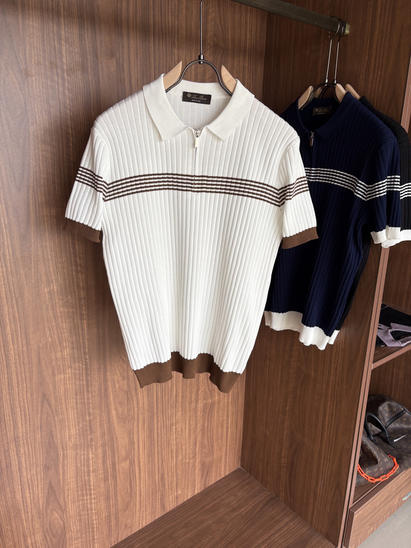 耗时王”菱形提花设计甄选超细优质纱线翻领短袖男士典藏款「耗时王」长袖针织奢雅工艺，触肤即高阶。• 匠心底