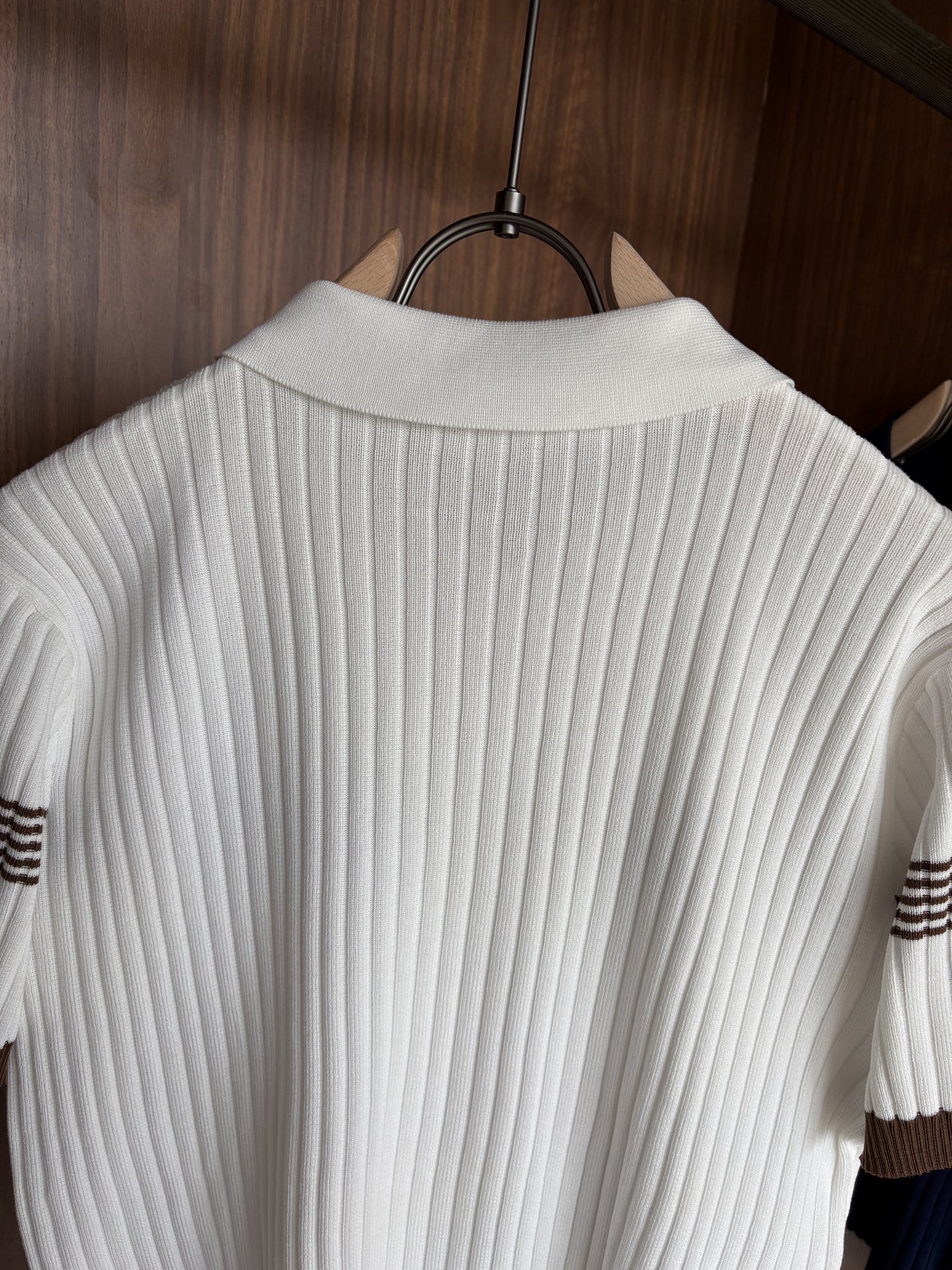 耗时王”菱形提花设计甄选超细优质纱线翻领短袖男士典藏款「耗时王」长袖针织奢雅工艺，触肤即高阶。• 匠心底