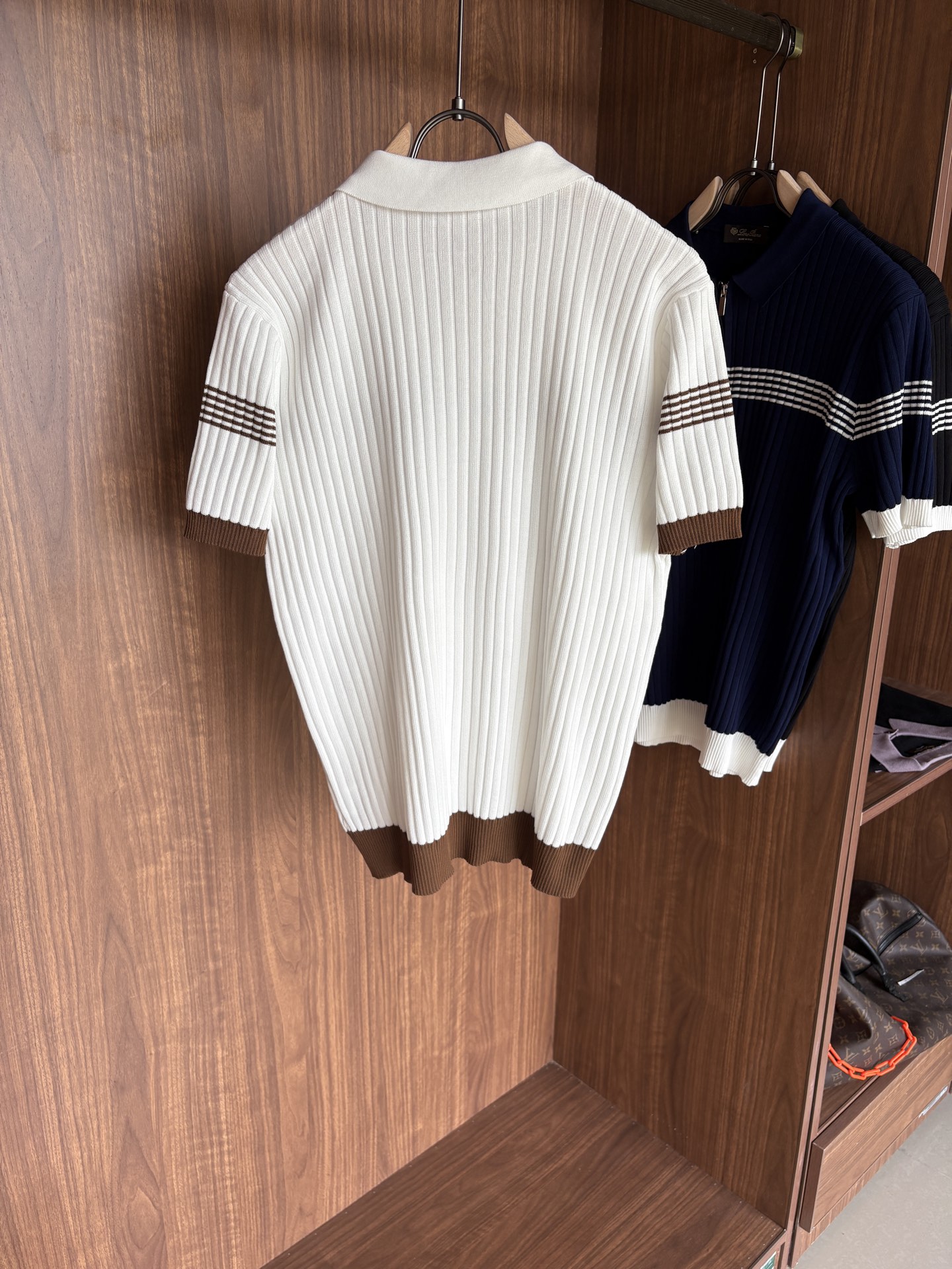 耗时王”菱形提花设计甄选超细优质纱线翻领短袖男士典藏款「耗时王」长袖针织奢雅工艺，触肤即高阶。• 匠心底