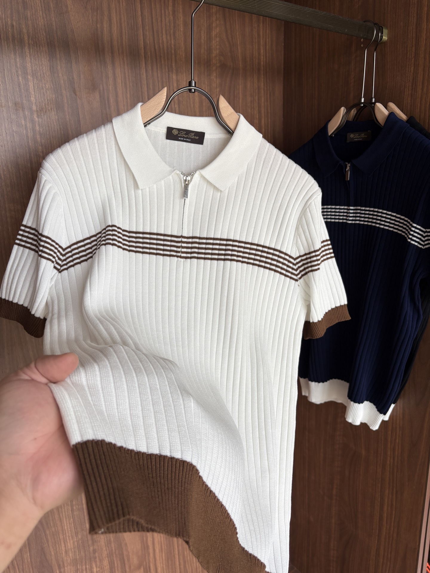 耗时王”菱形提花设计甄选超细优质纱线翻领短袖男士典藏款「耗时王」长袖针织奢雅工艺，触肤即高阶。• 匠心底