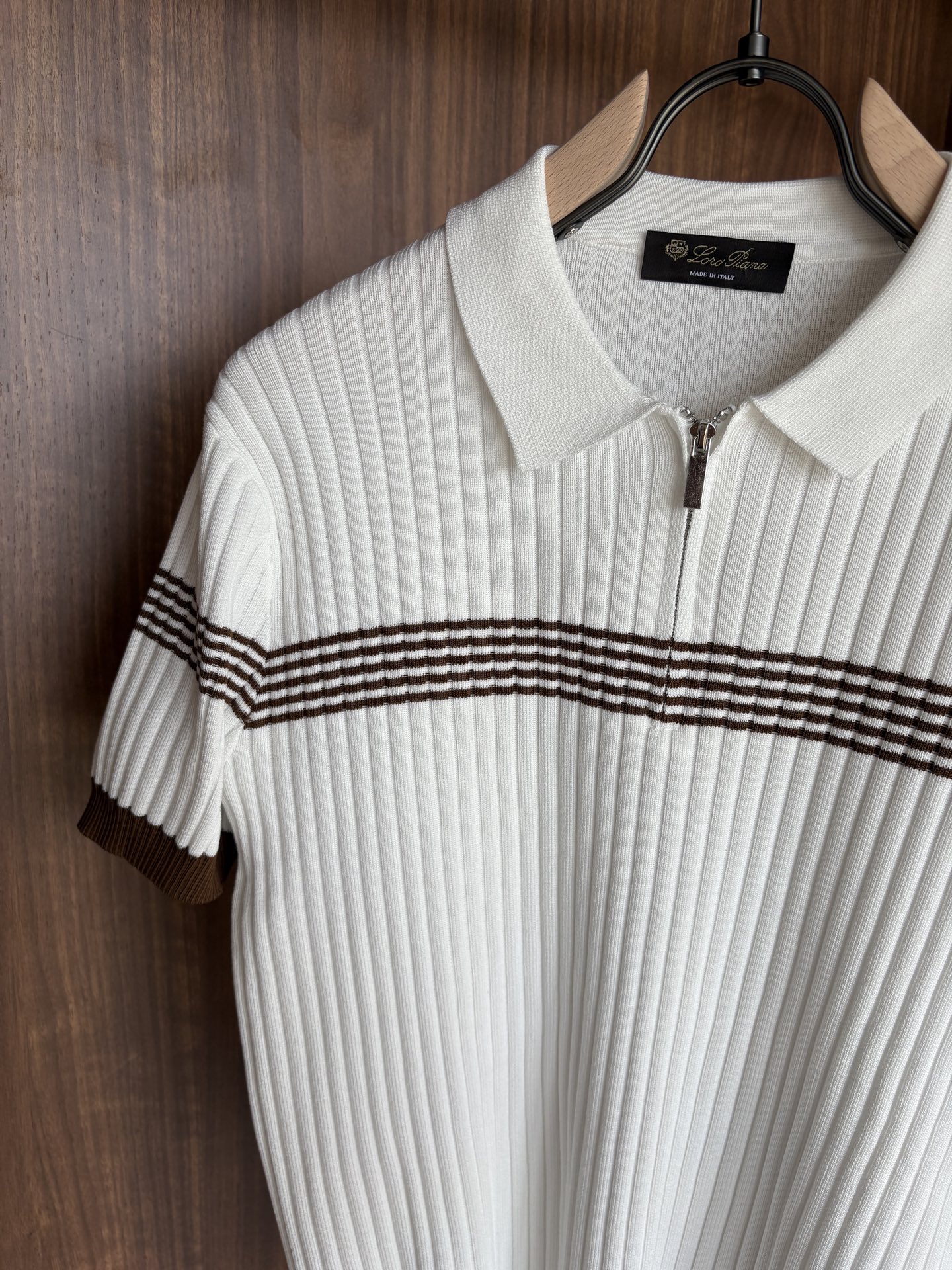 耗时王”菱形提花设计甄选超细优质纱线翻领短袖男士典藏款「耗时王」长袖针织奢雅工艺，触肤即高阶。• 匠心底