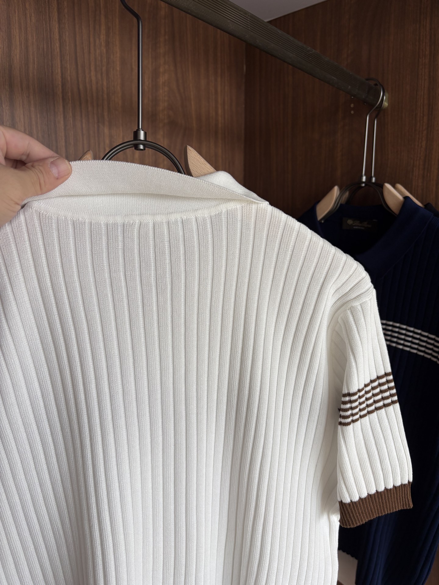 耗时王”菱形提花设计甄选超细优质纱线翻领短袖男士典藏款「耗时王」长袖针织奢雅工艺，触肤即高阶。• 匠心底