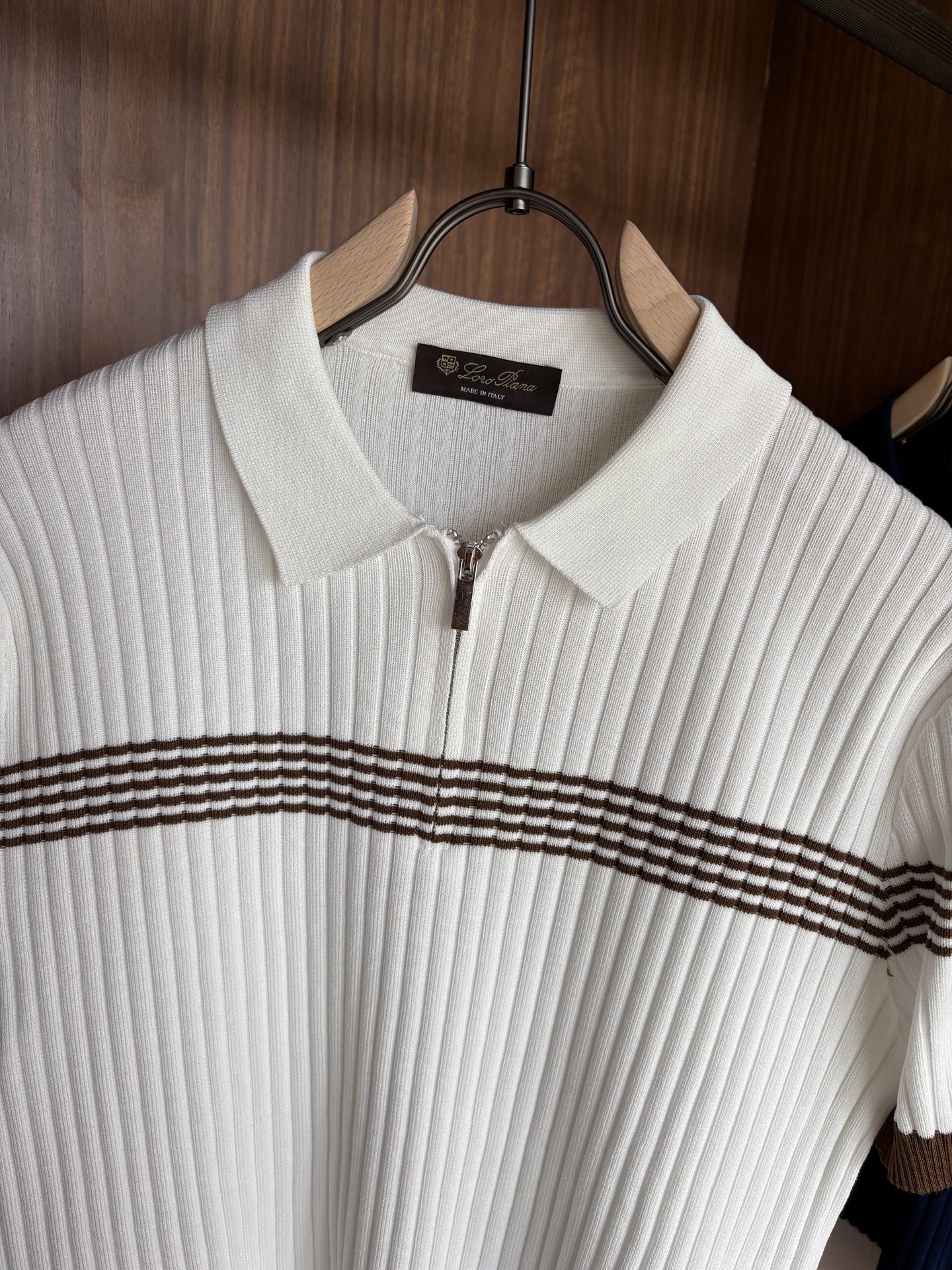 耗时王”菱形提花设计甄选超细优质纱线翻领短袖男士典藏款「耗时王」长袖针织奢雅工艺，触肤即高阶。• 匠心底