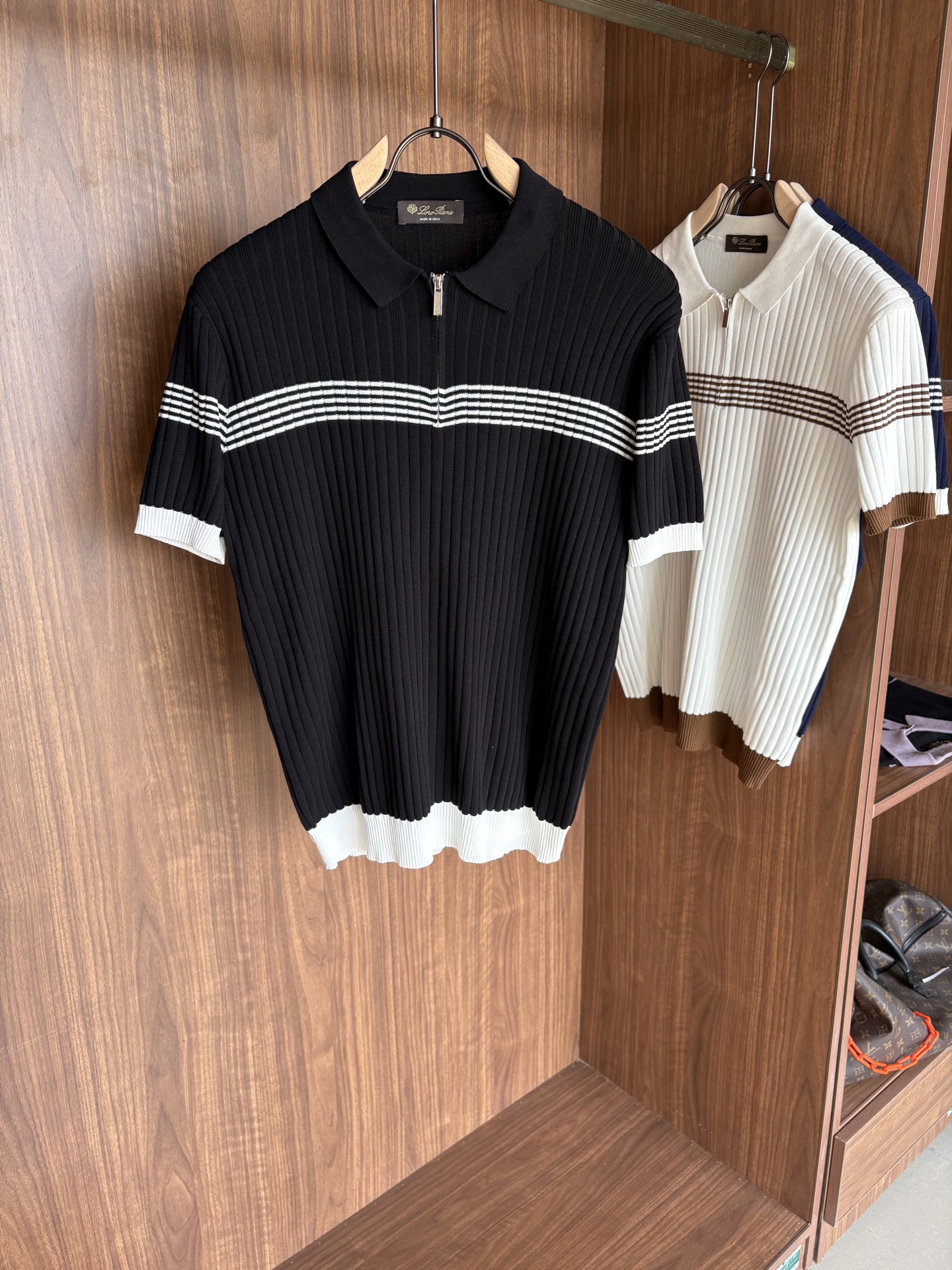 耗时王”菱形提花设计甄选超细优质纱线翻领短袖男士典藏款「耗时王」长袖针织奢雅工艺，触肤即高阶。• 匠心底