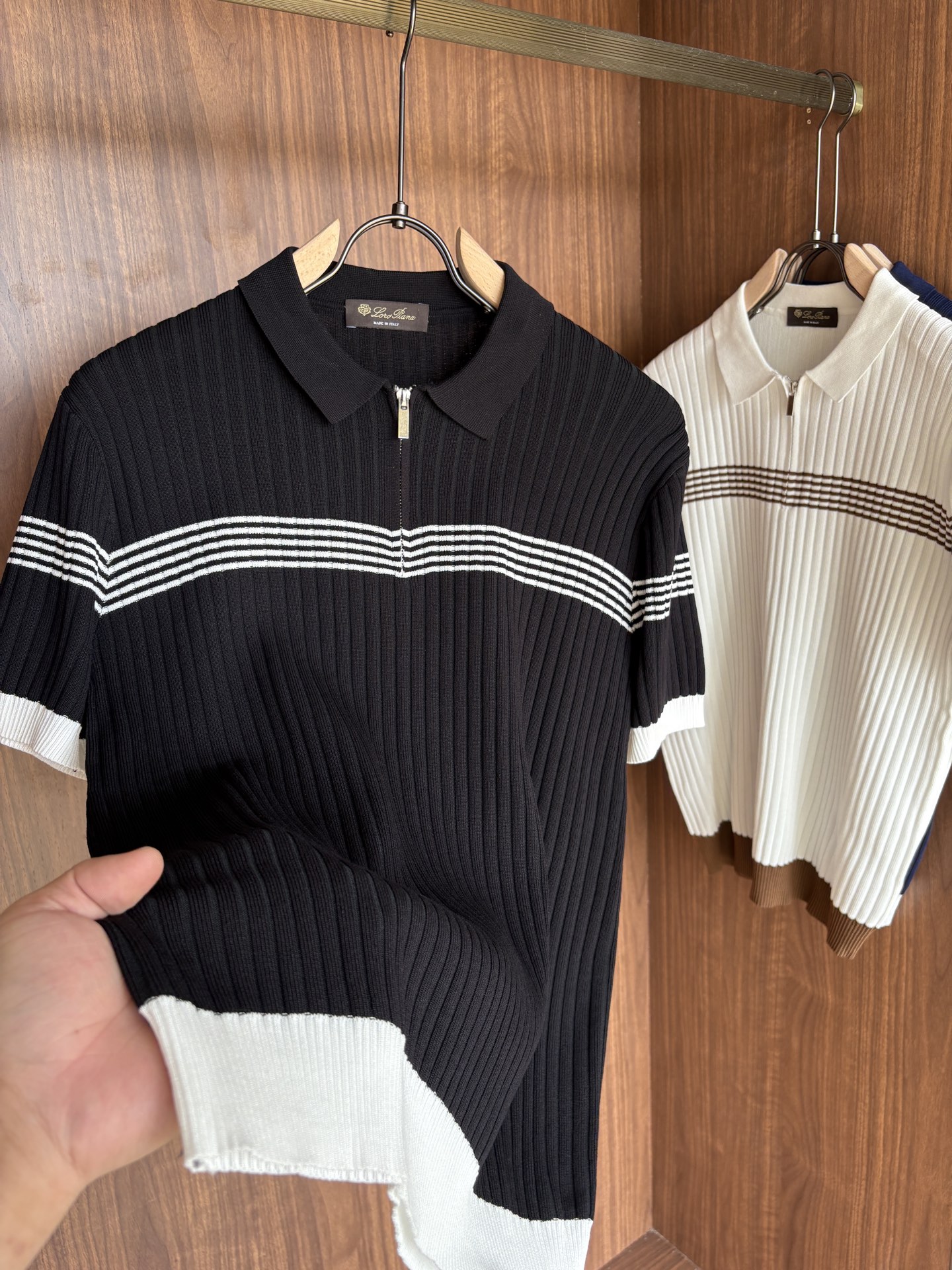 耗时王”菱形提花设计甄选超细优质纱线翻领短袖男士典藏款「耗时王」长袖针织奢雅工艺，触肤即高阶。• 匠心底