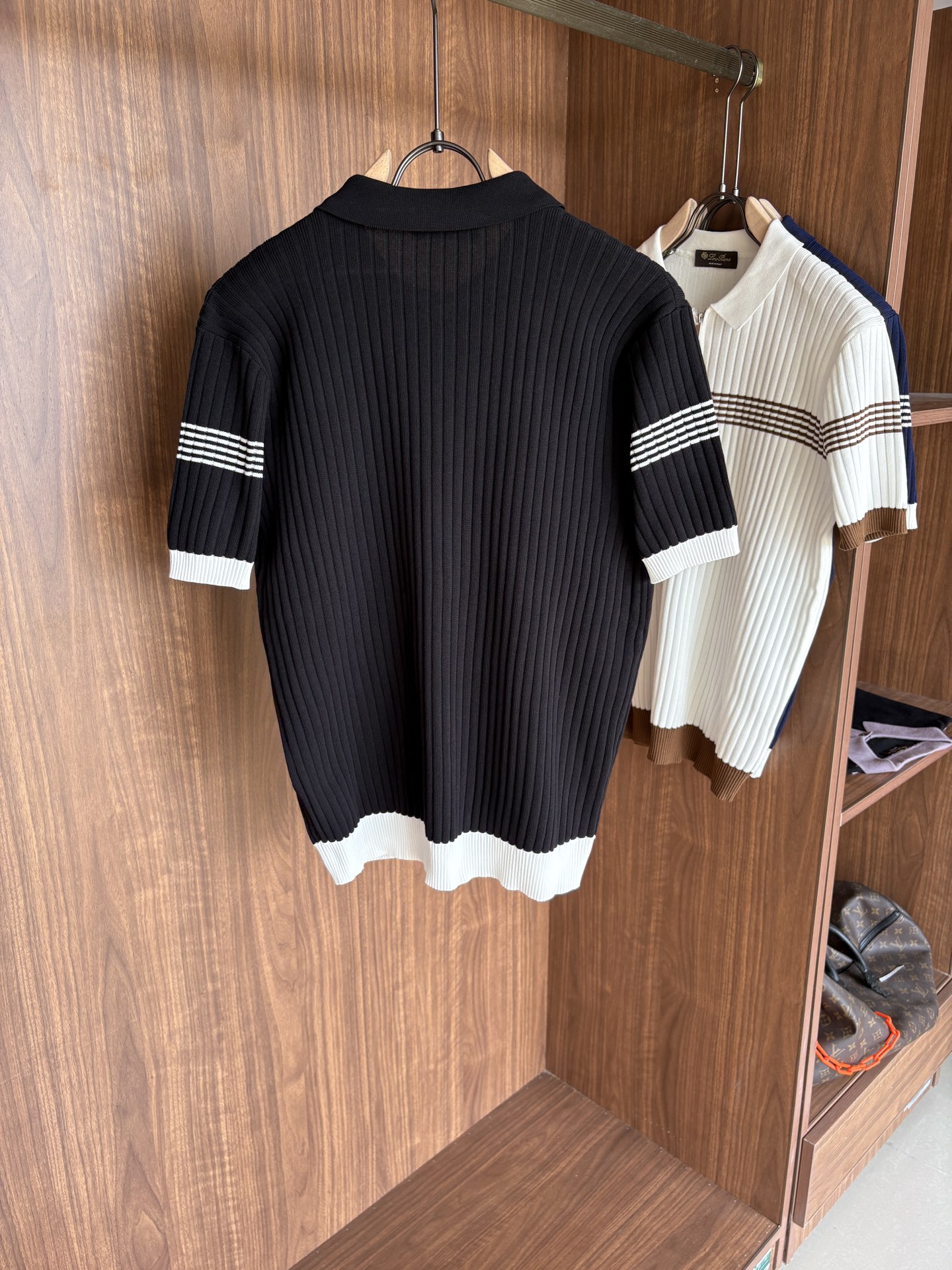 耗时王”菱形提花设计甄选超细优质纱线翻领短袖男士典藏款「耗时王」长袖针织奢雅工艺，触肤即高阶。• 匠心底