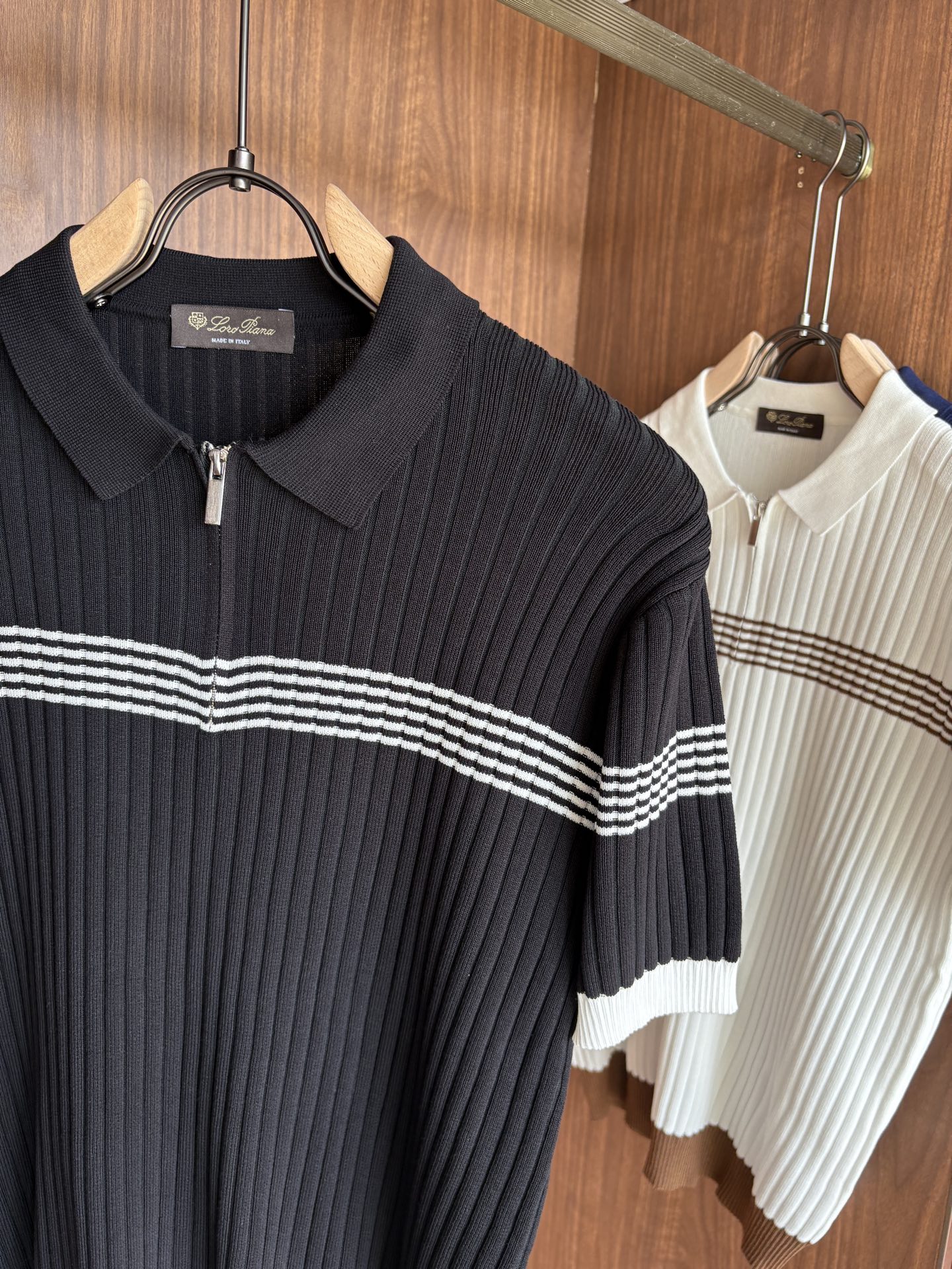 耗时王”菱形提花设计甄选超细优质纱线翻领短袖男士典藏款「耗时王」长袖针织奢雅工艺，触肤即高阶。• 匠心底