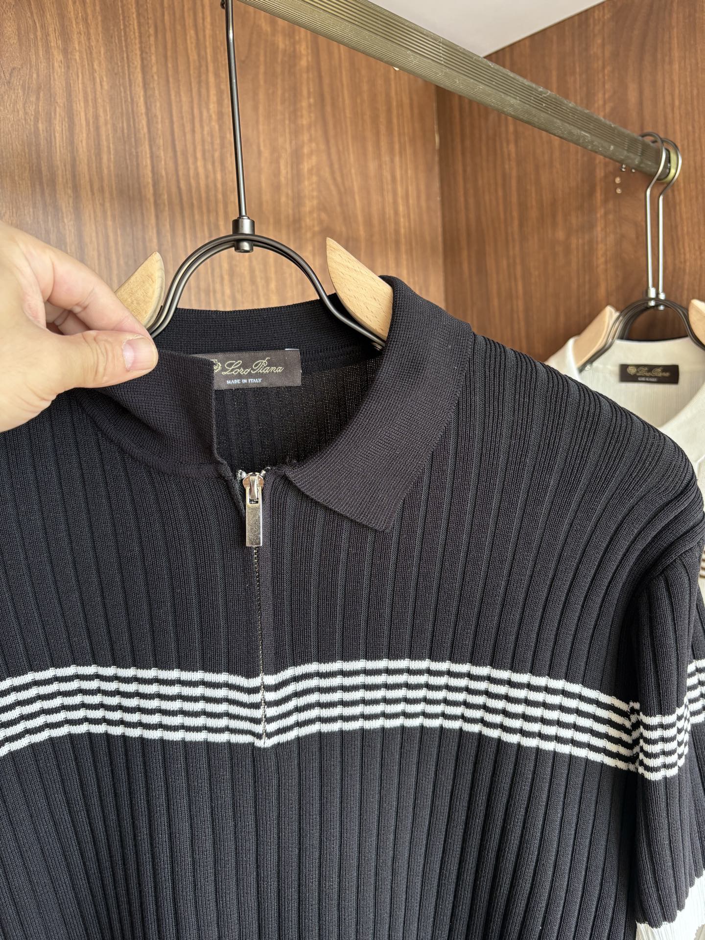 耗时王”菱形提花设计甄选超细优质纱线翻领短袖男士典藏款「耗时王」长袖针织奢雅工艺，触肤即高阶。• 匠心底