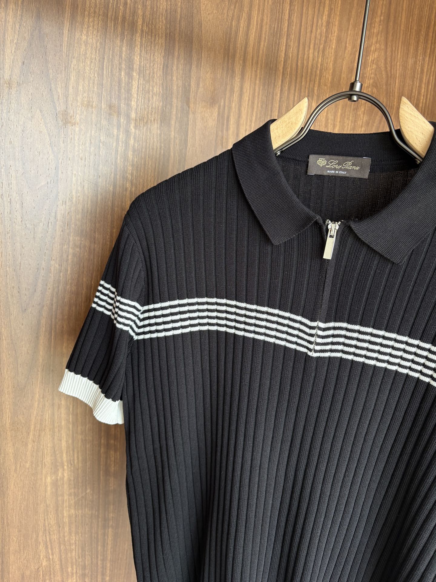 耗时王”菱形提花设计甄选超细优质纱线翻领短袖男士典藏款「耗时王」长袖针织奢雅工艺，触肤即高阶。• 匠心底