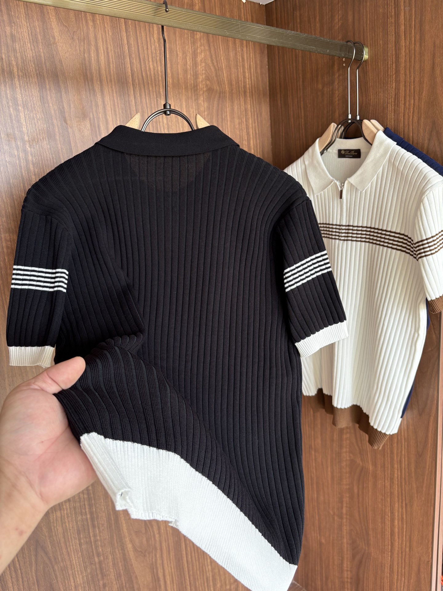 耗时王”菱形提花设计甄选超细优质纱线翻领短袖男士典藏款「耗时王」长袖针织奢雅工艺，触肤即高阶。• 匠心底