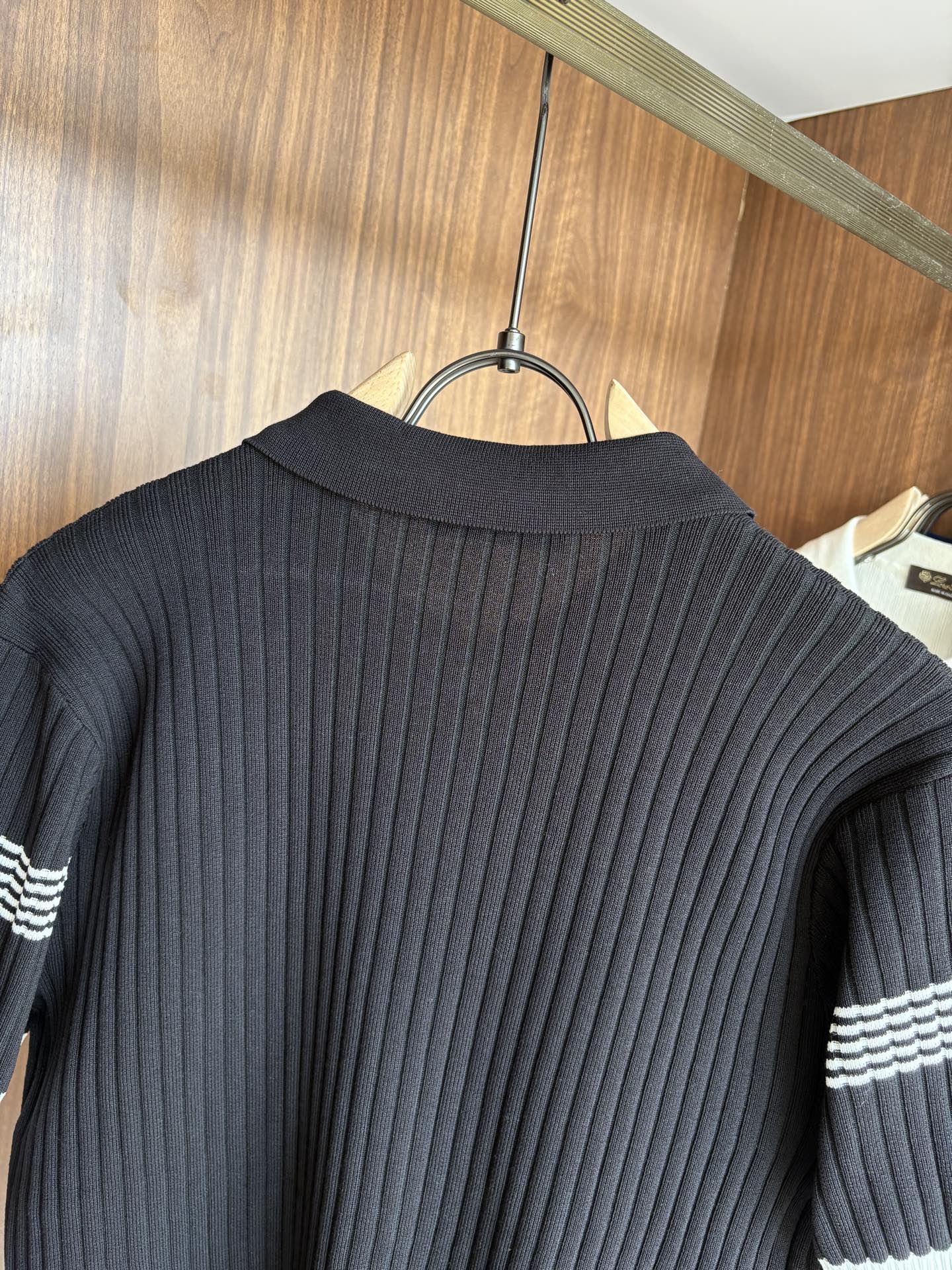 耗时王”菱形提花设计甄选超细优质纱线翻领短袖男士典藏款「耗时王」长袖针织奢雅工艺，触肤即高阶。• 匠心底