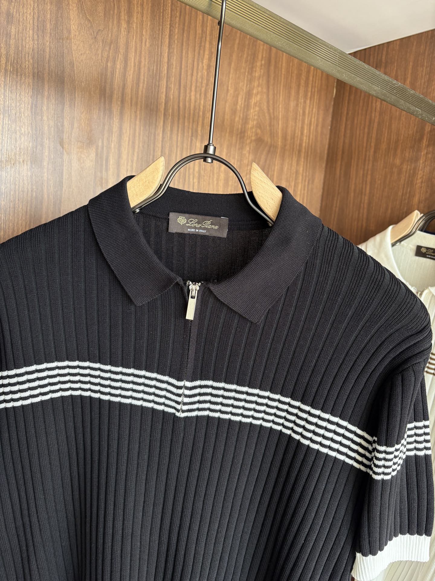 耗时王”菱形提花设计甄选超细优质纱线翻领短袖男士典藏款「耗时王」长袖针织奢雅工艺，触肤即高阶。• 匠心底