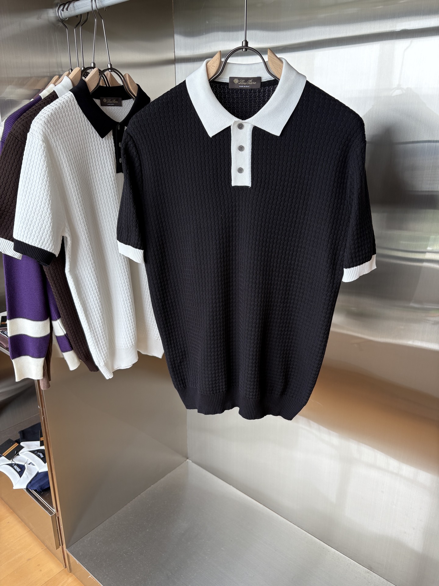 NO:519651,Time-consuming King' diamond jacquard design selects ultra-fine high-quality yarn lapel short-sleeved men's collection 'Time-consuming King' long-sleeved knitting and elegant craftsmanship, which touches the skin with high-end style. The ingenuity of diamond-shaped hollow jacquard is carved with three-dimensional diamond jacquard that takes months to carve, and the architectural aesthetic texture is weaving between warp and weft. The light and shadow penetrate through, and the gestures show low-key luxury. Classic lattice lapel long-sleeved design Simple lapel outlines neat lines, short-sleeved cut is suitable for multiple scenes - the layered suits during business meetings show elegance, casual wear reveals gentleman's taste, and the collection style never fades. The ultimate quality testimony of details Precision turning ensures that the seams are flat, the bone position is reinforced and durable and does not deform; the neckline threads have been washed and tested, and they are still as crisp as new as they wear for a long time, and every detail is a testimony of 'time-consuming'.  Code number M-3XL, T-shirt, business suit, alexander wang19860909耗时王”菱形提花设计甄选超细优质纱线翻领短袖男士典藏款「耗时王」长袖针织奢雅工艺,触肤即高阶. 匠心底蕴菱形镂空提花 耗时数月雕琢的立体菱形提花,经纬间织就建筑美学肌理,光影穿透时显隐交错,举手投足尽展低调奢华. 经典型格翻领长袖设计 简约翻领勾勒利落线条,短袖剪裁适配多场景——商务会晤时叠搭西装显儒雅,休闲时光单穿流露绅士品味,典藏款型永不褪色. 细节至臻品质见证 精密车工确保接缝平整,骨位加固耐穿不变形；领口螺纹经水洗测试,久穿仍挺括如新,每一处细节皆为「耗时」证言. 码数M-3XL,,T-shirt,business suit,alexander wang,Men's clothing