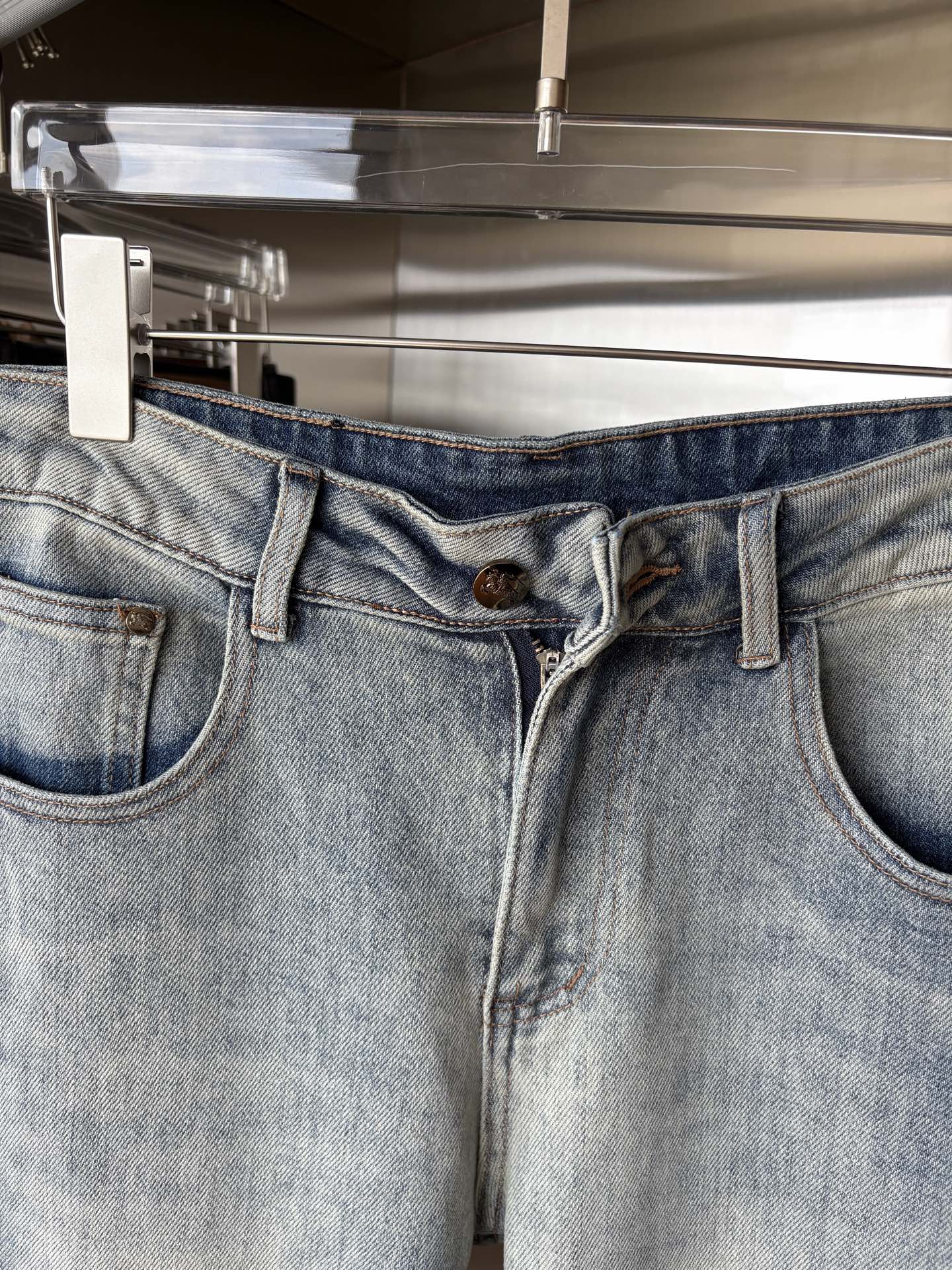 超级有范儿的一款牛仔裤，定制原版水洗牛仔面料，独特设计，顶级刺绣工艺字母图案logo，原版五金辅料装饰，
