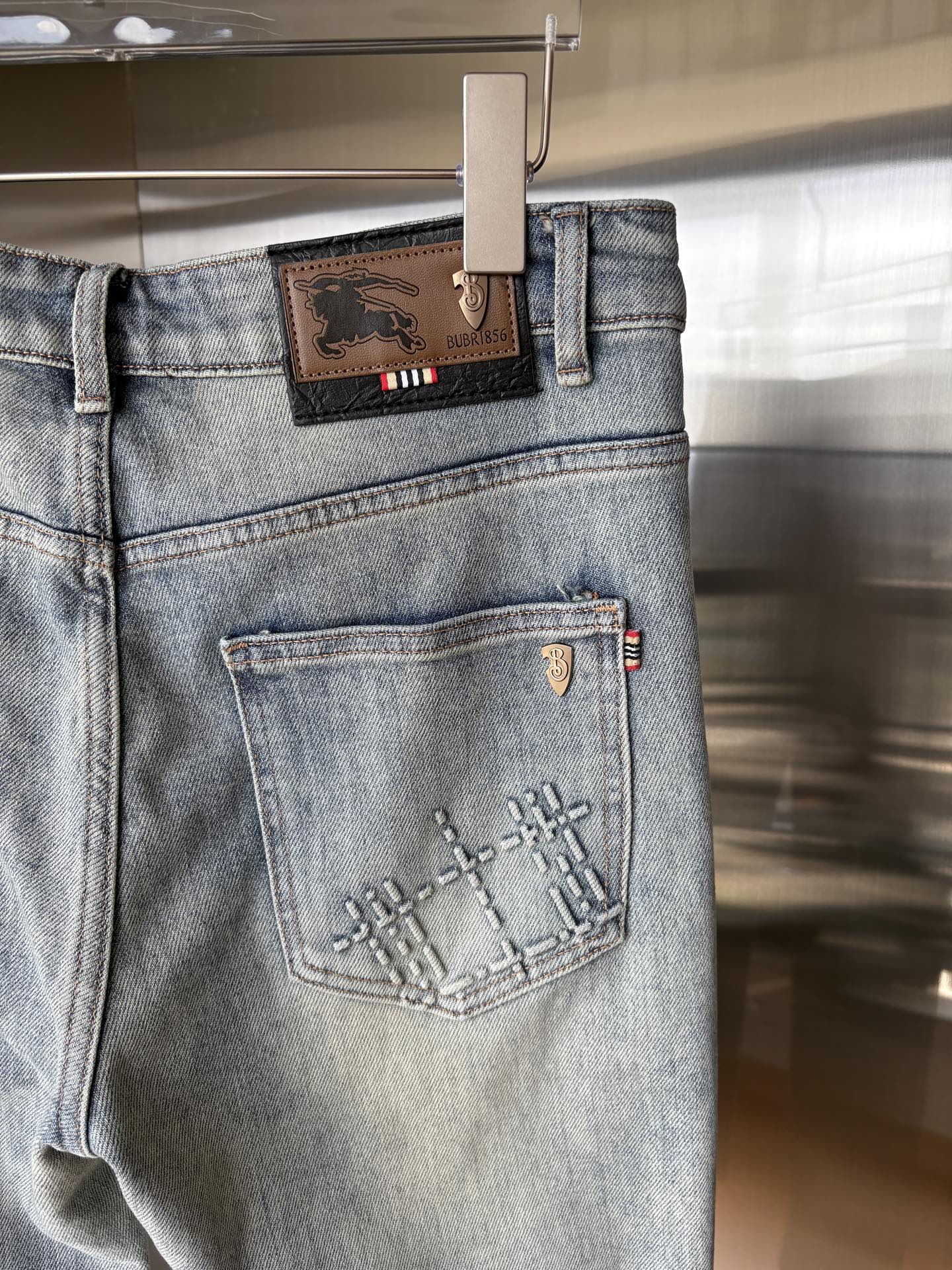 超级有范儿的一款牛仔裤，定制原版水洗牛仔面料，独特设计，顶级刺绣工艺字母图案logo，原版五金辅料装饰，