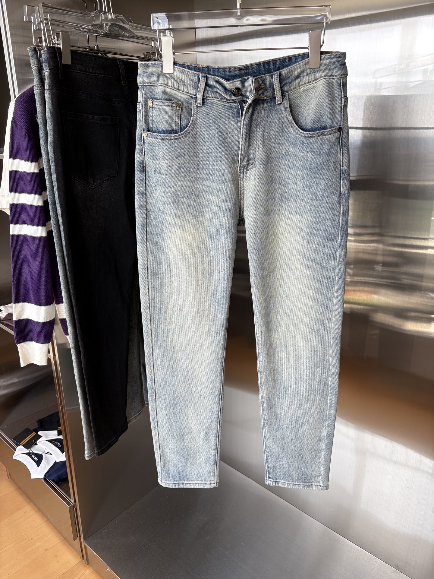 超级有范儿的一款牛仔裤，定制原版水洗牛仔面料，独特设计，顶级刺绣工艺字母图案logo，原版五金辅料装饰，