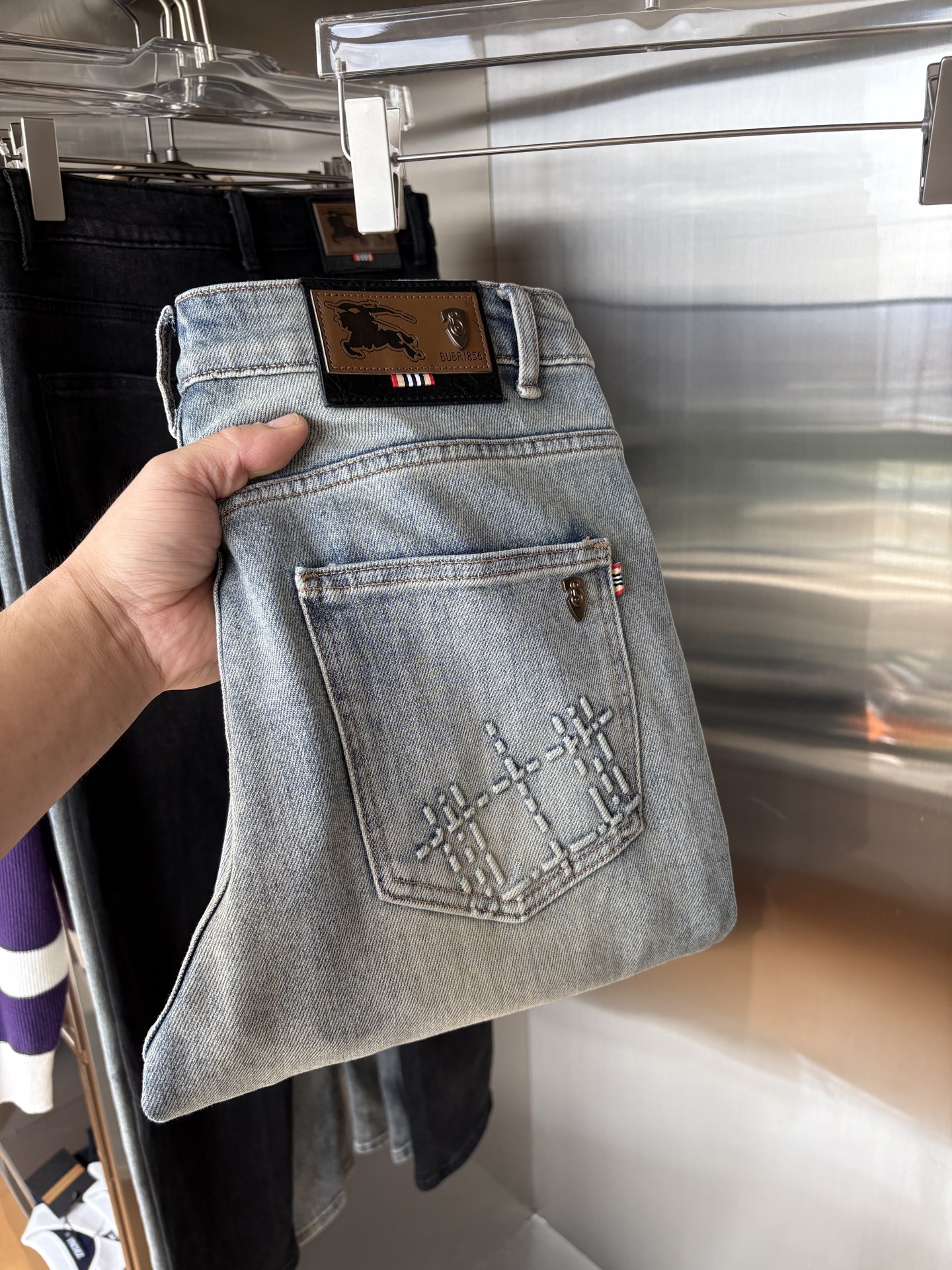 超级有范儿的一款牛仔裤，定制原版水洗牛仔面料，独特设计，顶级刺绣工艺字母图案logo，原版五金辅料装饰，