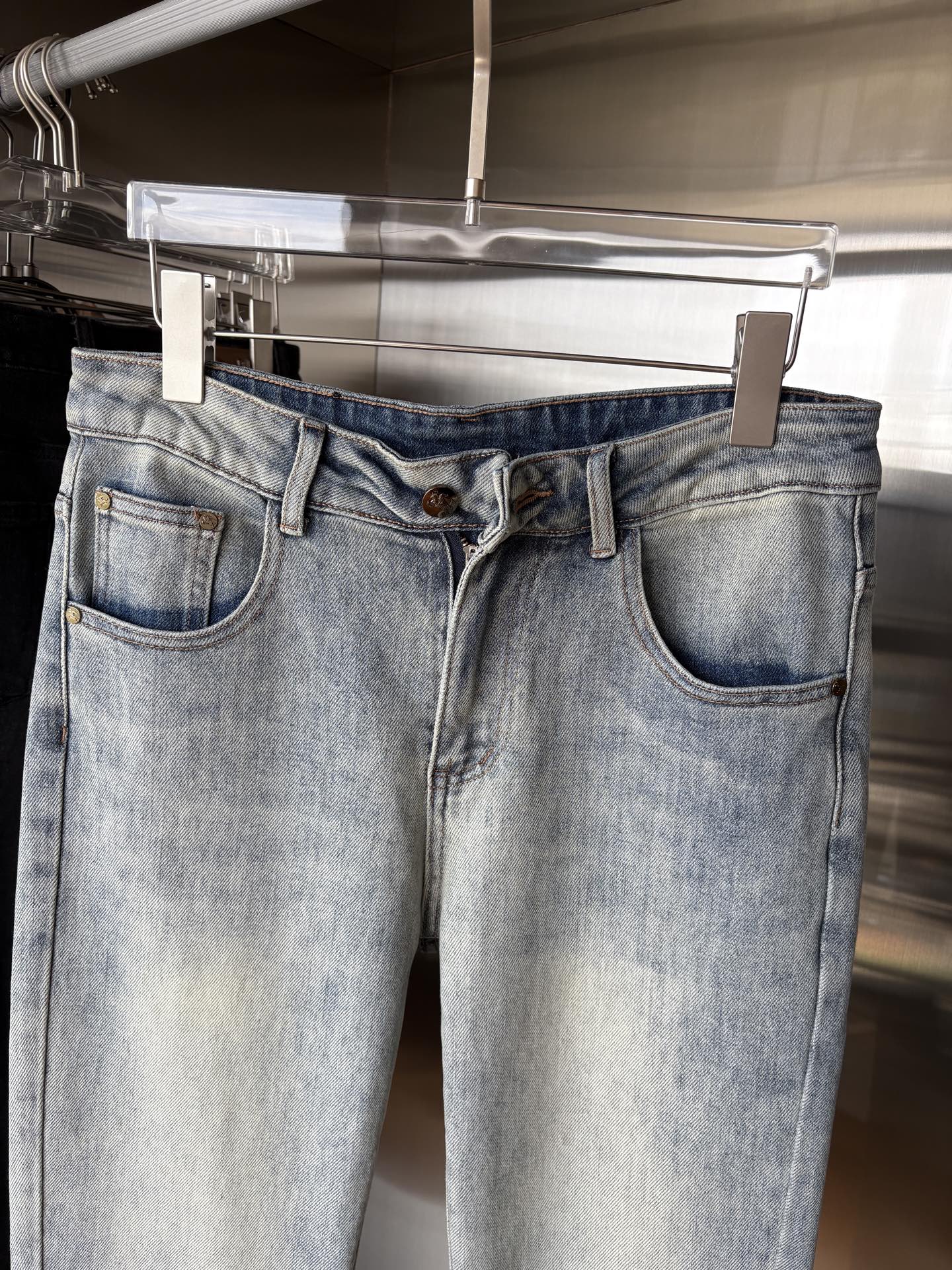 超级有范儿的一款牛仔裤，定制原版水洗牛仔面料，独特设计，顶级刺绣工艺字母图案logo，原版五金辅料装饰，