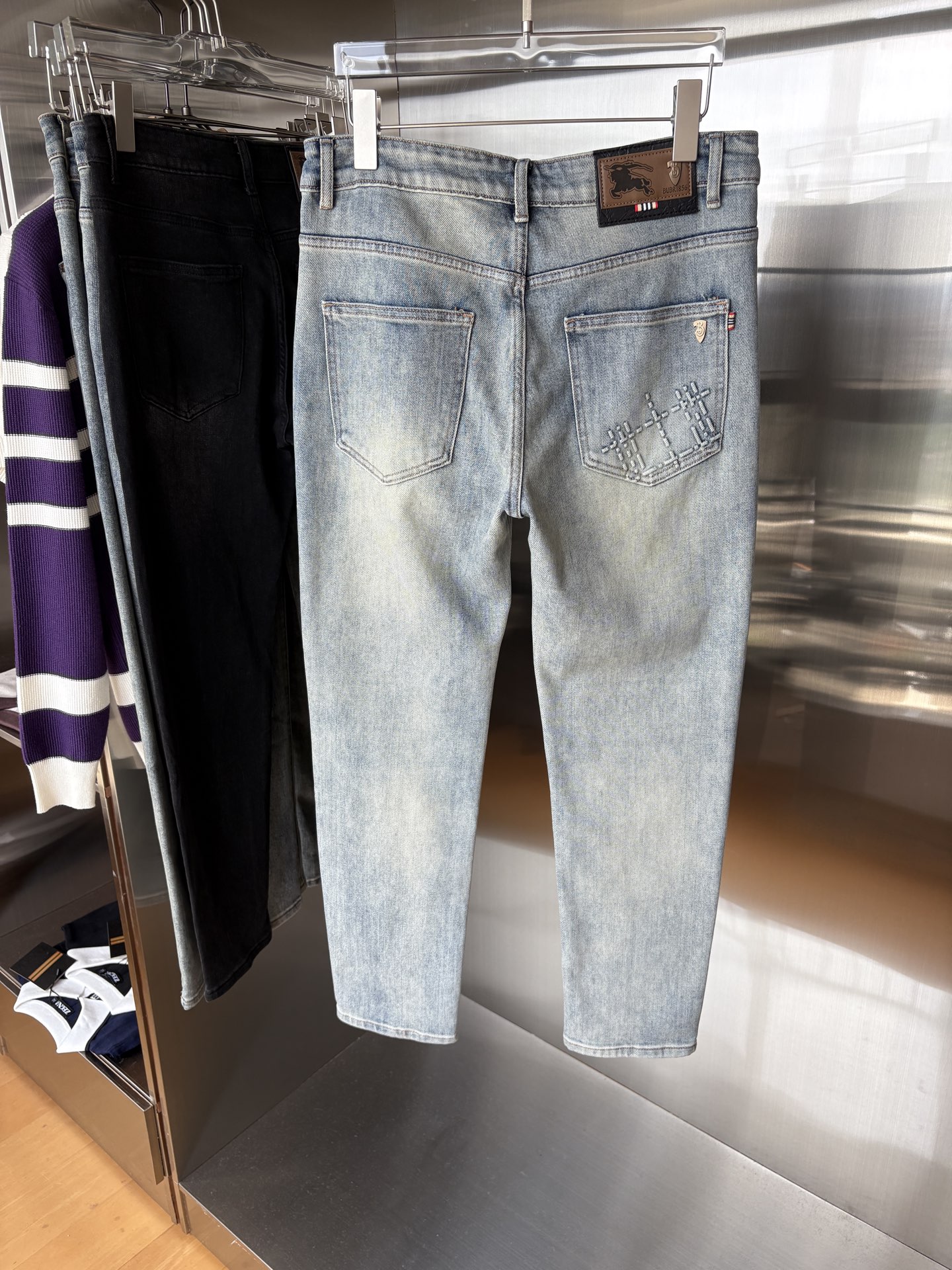 超级有范儿的一款牛仔裤，定制原版水洗牛仔面料，独特设计，顶级刺绣工艺字母图案logo，原版五金辅料装饰，