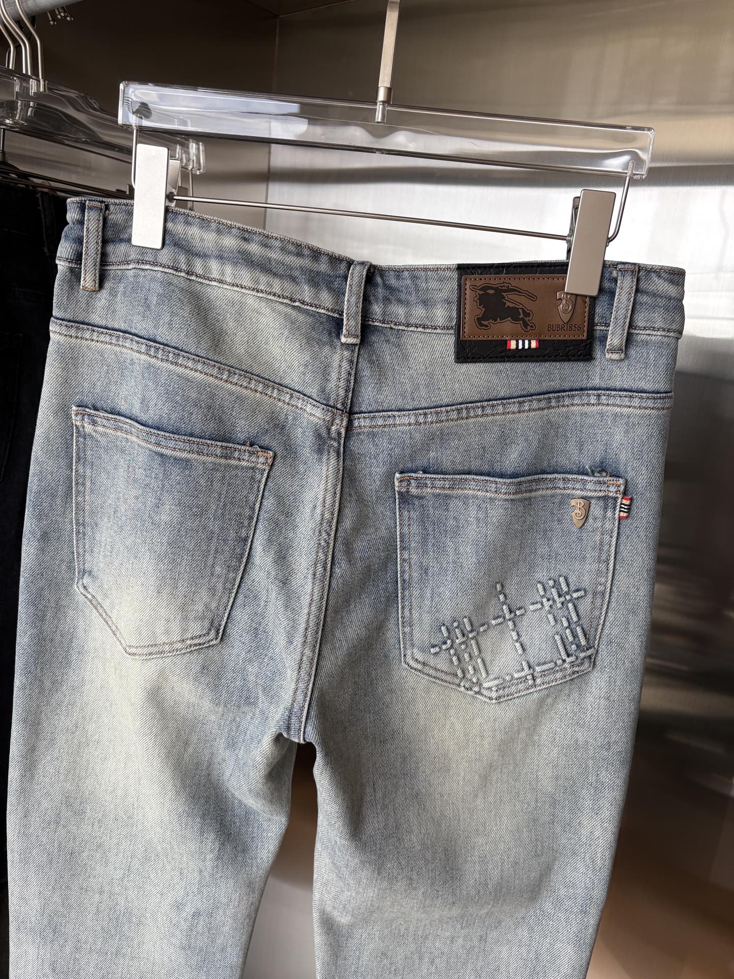 超级有范儿的一款牛仔裤，定制原版水洗牛仔面料，独特设计，顶级刺绣工艺字母图案logo，原版五金辅料装饰，