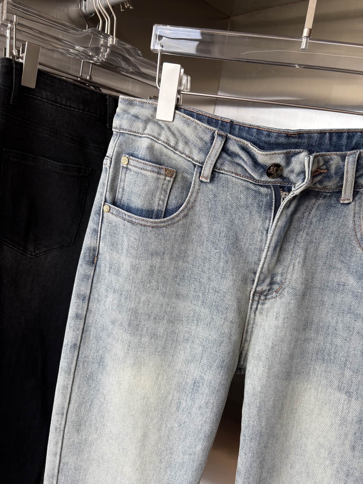 超级有范儿的一款牛仔裤，定制原版水洗牛仔面料，独特设计，顶级刺绣工艺字母图案logo，原版五金辅料装饰，