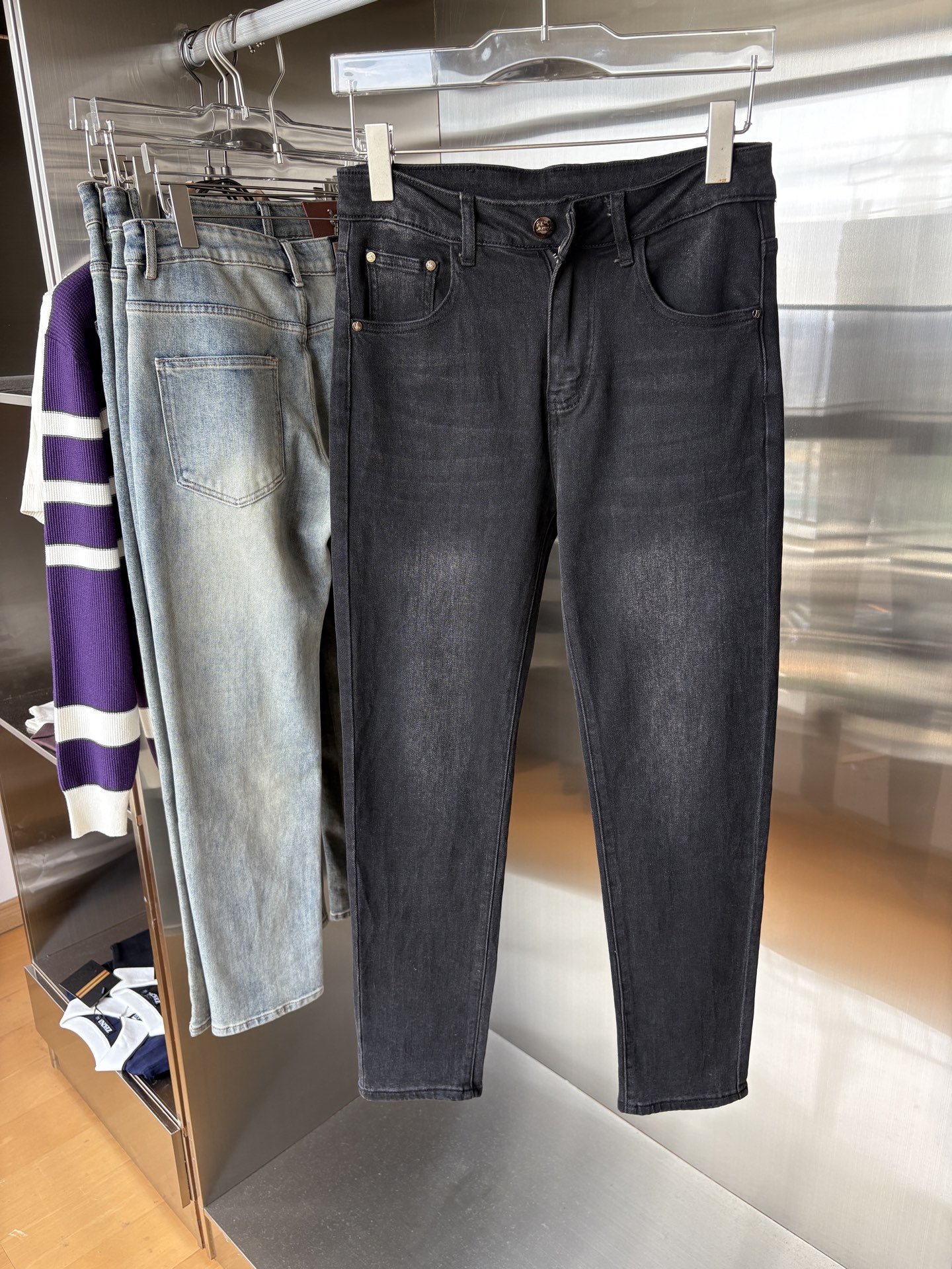 超级有范儿的一款牛仔裤，定制原版水洗牛仔面料，独特设计，顶级刺绣工艺字母图案logo，原版五金辅料装饰，