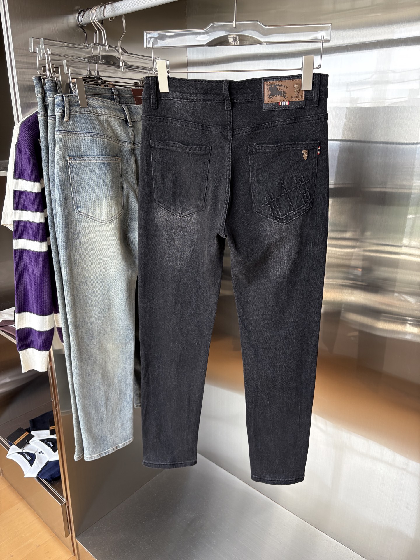 超级有范儿的一款牛仔裤，定制原版水洗牛仔面料，独特设计，顶级刺绣工艺字母图案logo，原版五金辅料装饰，