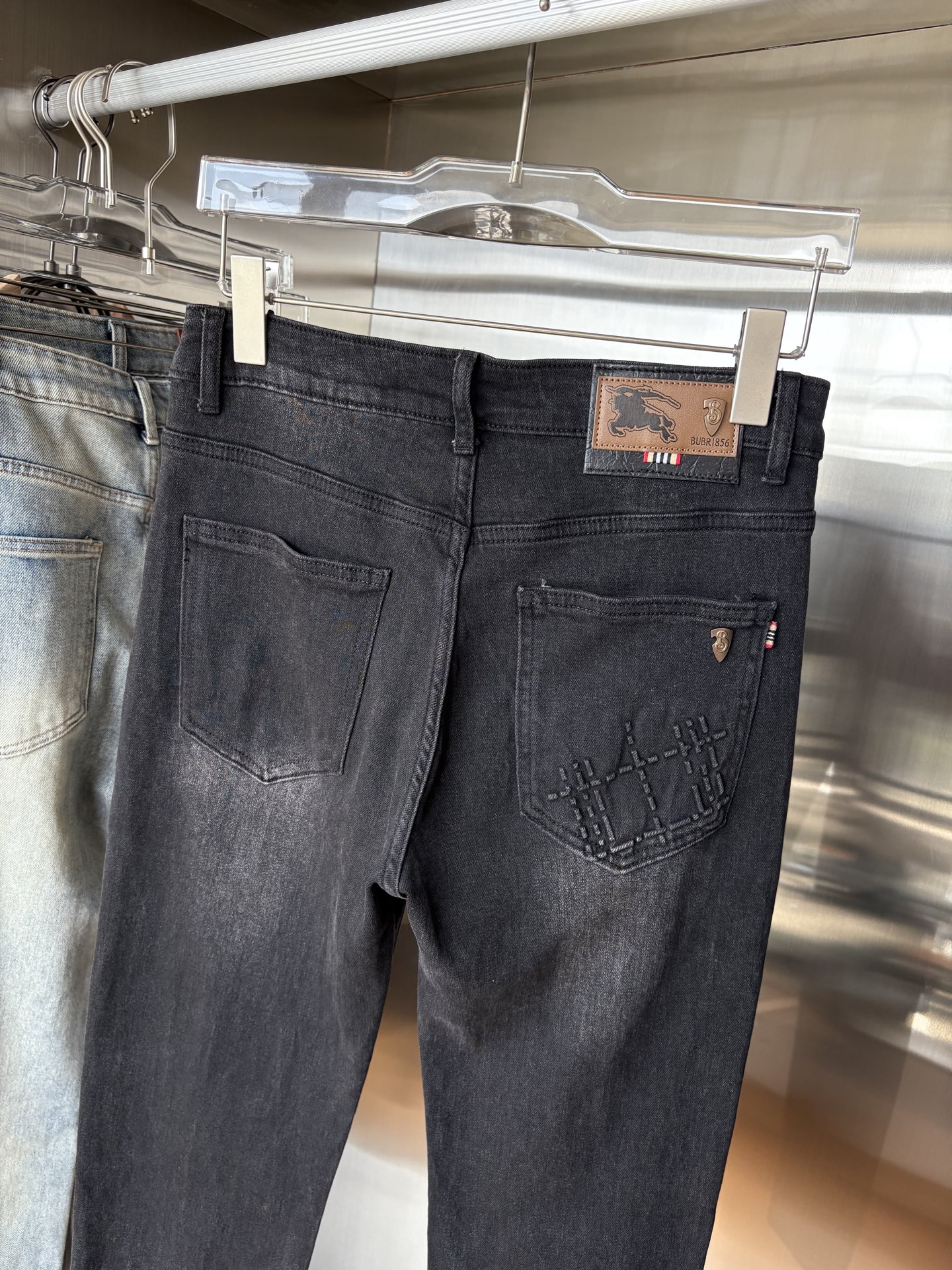 超级有范儿的一款牛仔裤，定制原版水洗牛仔面料，独特设计，顶级刺绣工艺字母图案logo，原版五金辅料装饰，