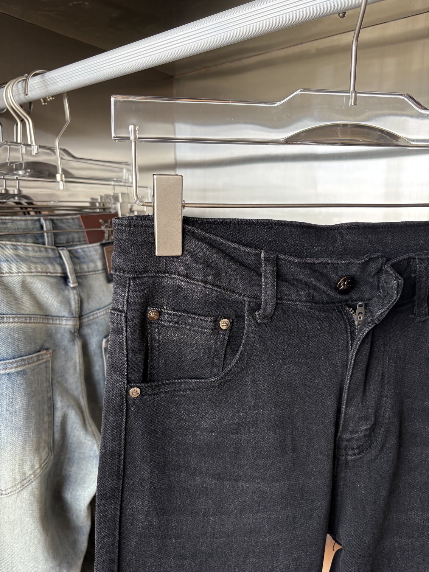 超级有范儿的一款牛仔裤，定制原版水洗牛仔面料，独特设计，顶级刺绣工艺字母图案logo，原版五金辅料装饰，