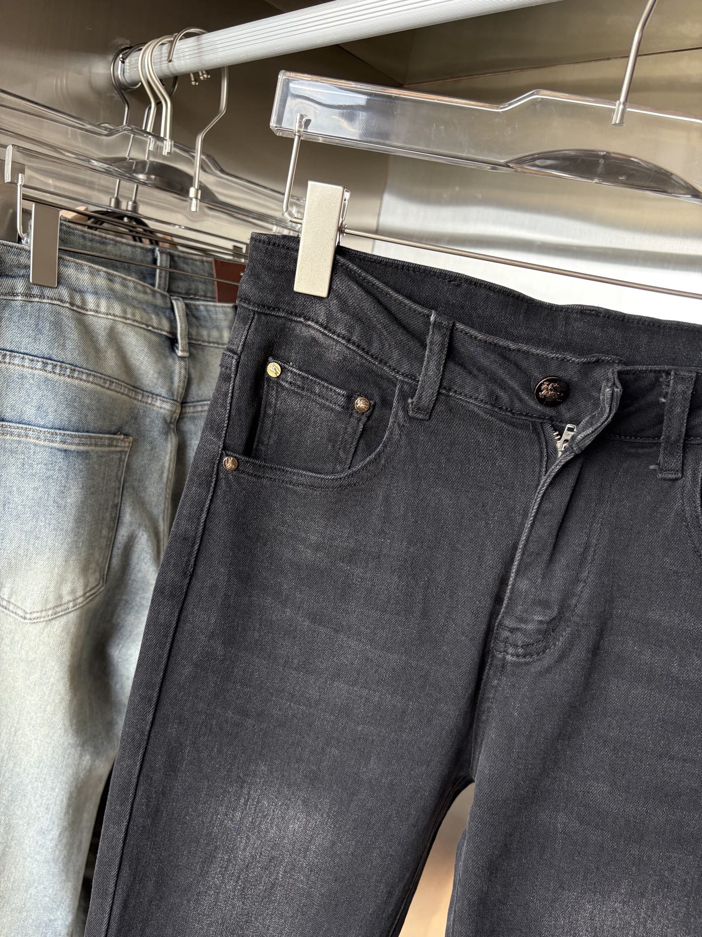 超级有范儿的一款牛仔裤，定制原版水洗牛仔面料，独特设计，顶级刺绣工艺字母图案logo，原版五金辅料装饰，