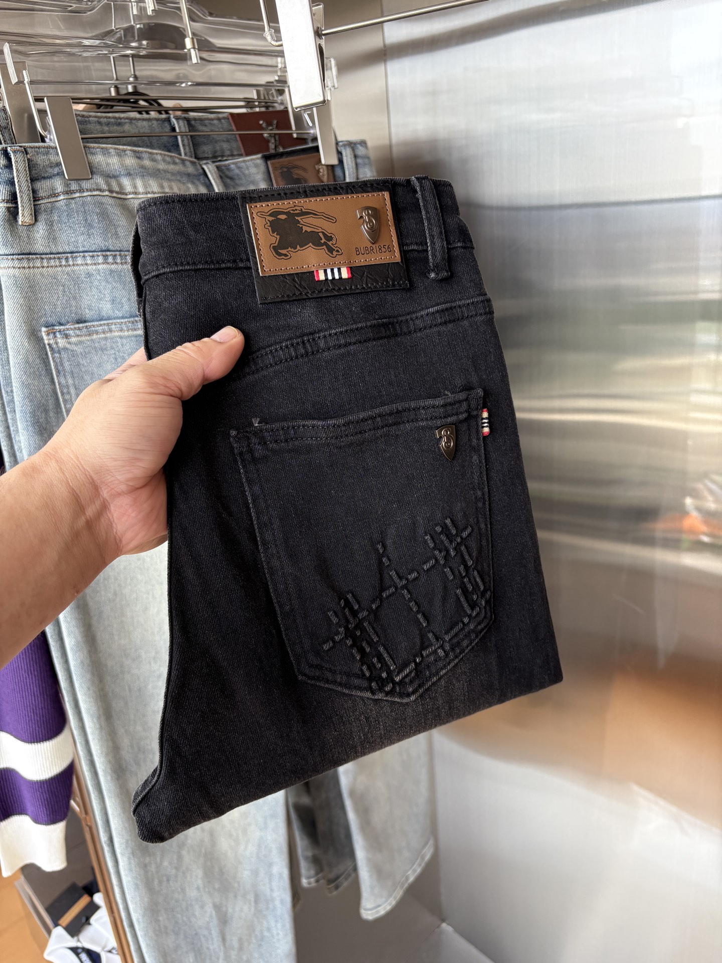 超级有范儿的一款牛仔裤，定制原版水洗牛仔面料，独特设计，顶级刺绣工艺字母图案logo，原版五金辅料装饰，