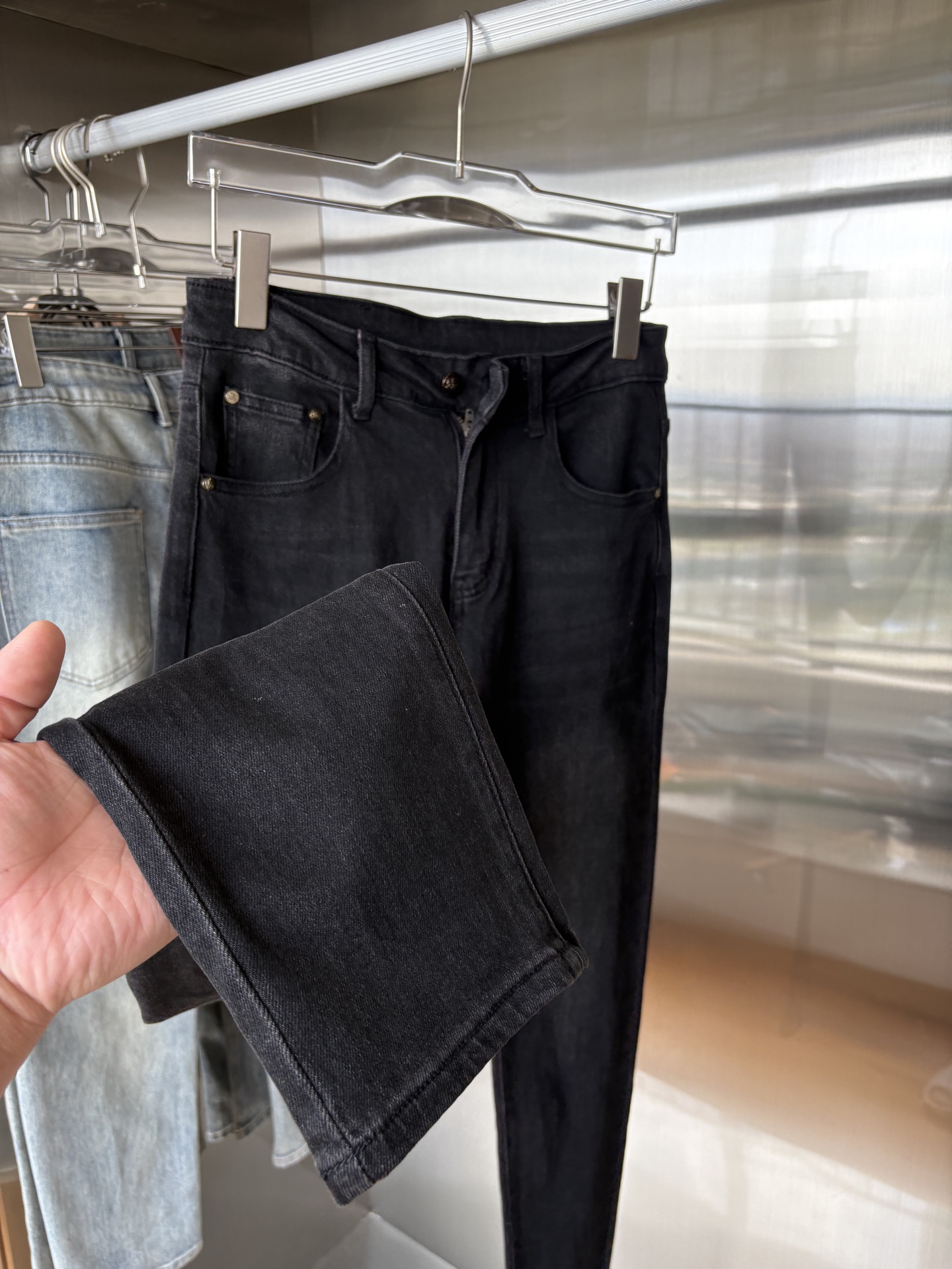 超级有范儿的一款牛仔裤，定制原版水洗牛仔面料，独特设计，顶级刺绣工艺字母图案logo，原版五金辅料装饰，