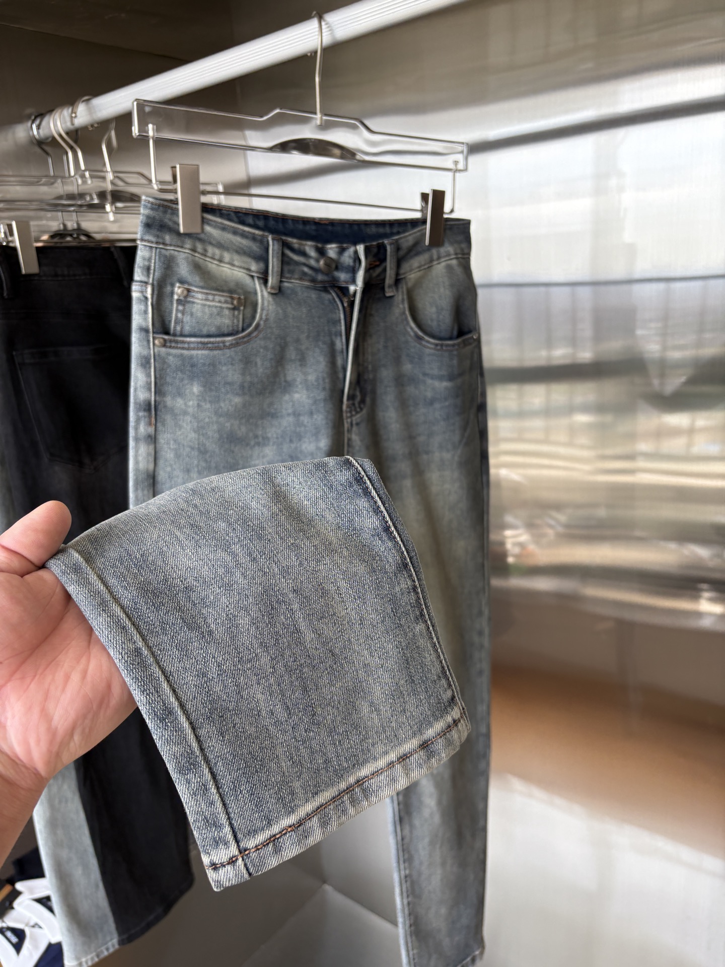 超级有范儿的一款牛仔裤，定制原版水洗牛仔面料，独特设计，顶级刺绣工艺字母图案logo，原版五金辅料装饰，