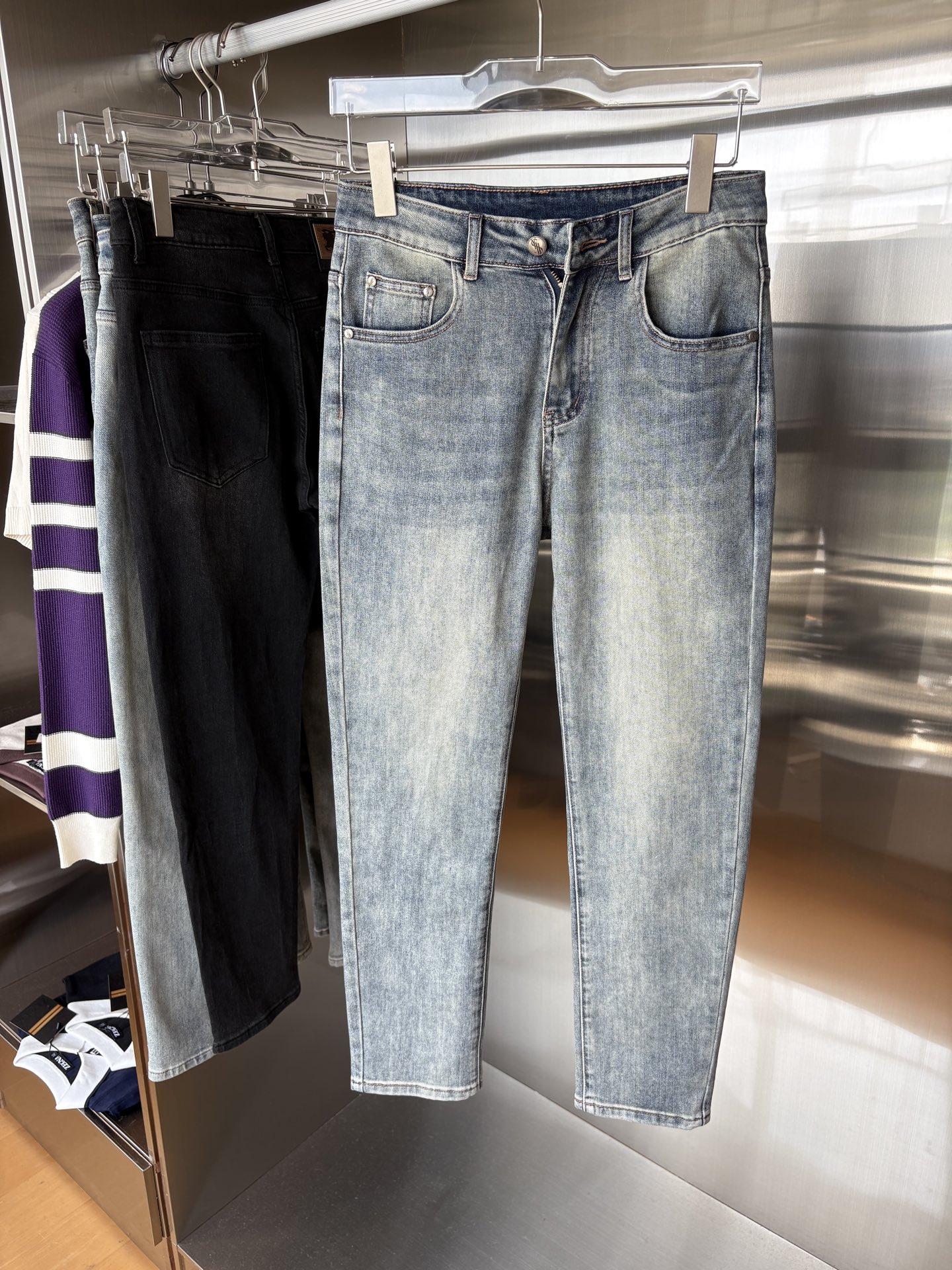 超级有范儿的一款牛仔裤，定制原版水洗牛仔面料，独特设计，顶级刺绣工艺字母图案logo，原版五金辅料装饰，