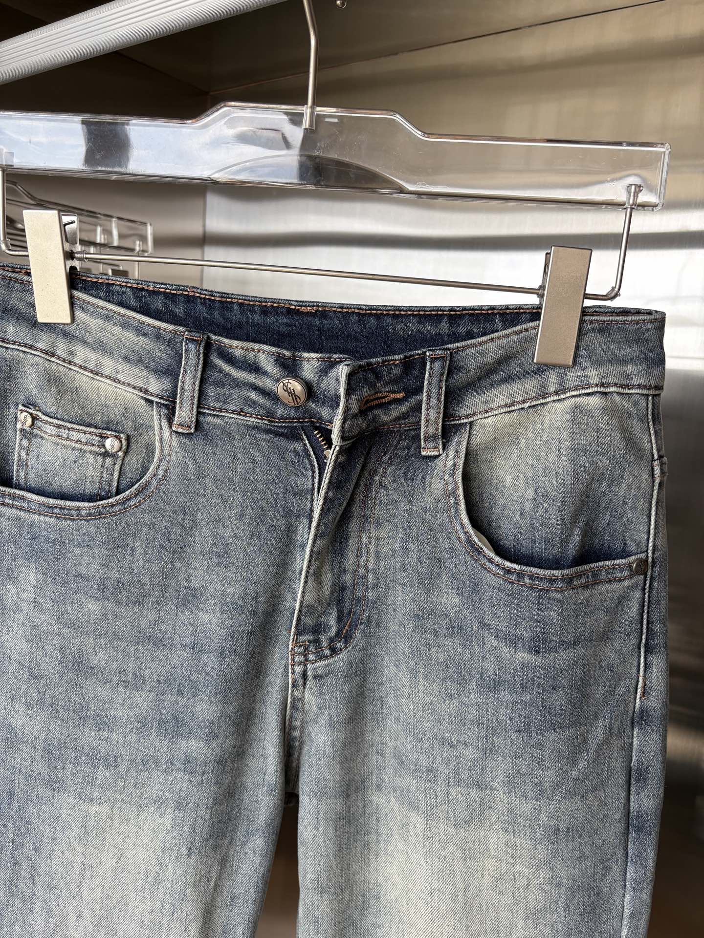 超级有范儿的一款牛仔裤，定制原版水洗牛仔面料，独特设计，顶级刺绣工艺字母图案logo，原版五金辅料装饰，