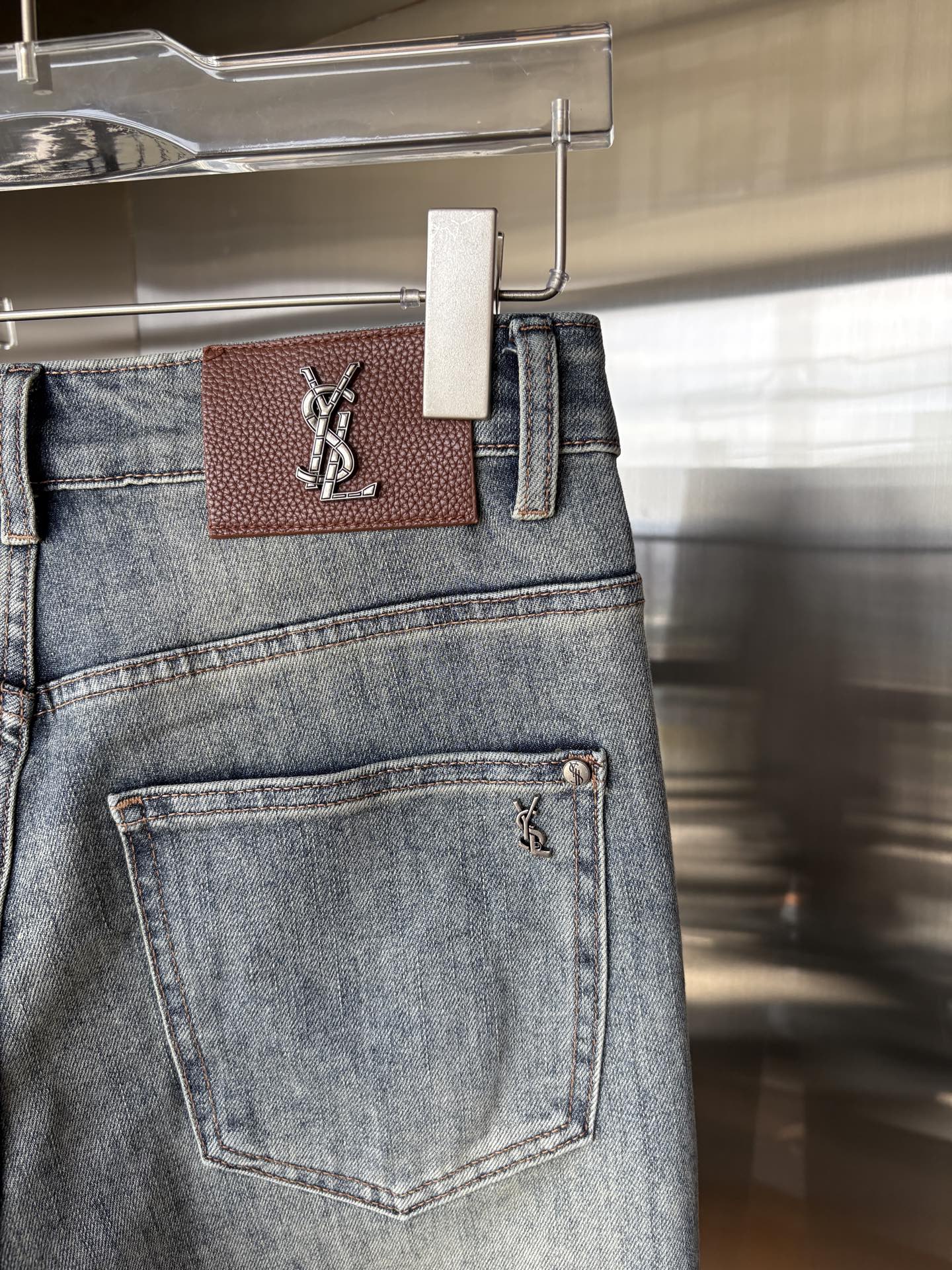 超级有范儿的一款牛仔裤，定制原版水洗牛仔面料，独特设计，顶级刺绣工艺字母图案logo，原版五金辅料装饰，